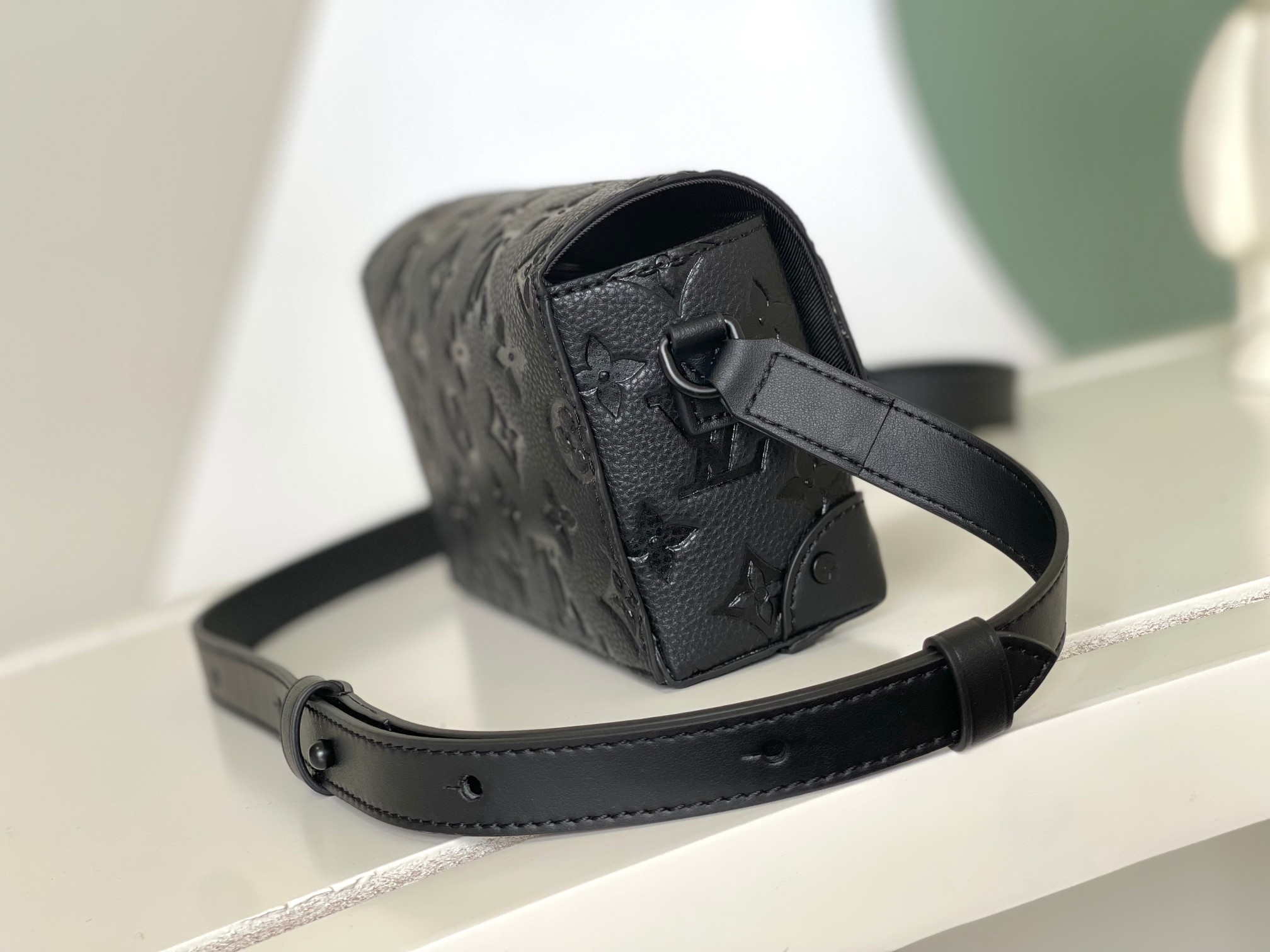 Alpha Wearable Wallet Black Grained Calf Leather M59161