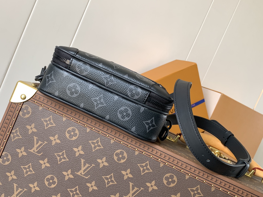 Alpha Wearable Wallet Monogram Eclipse Black M82542
