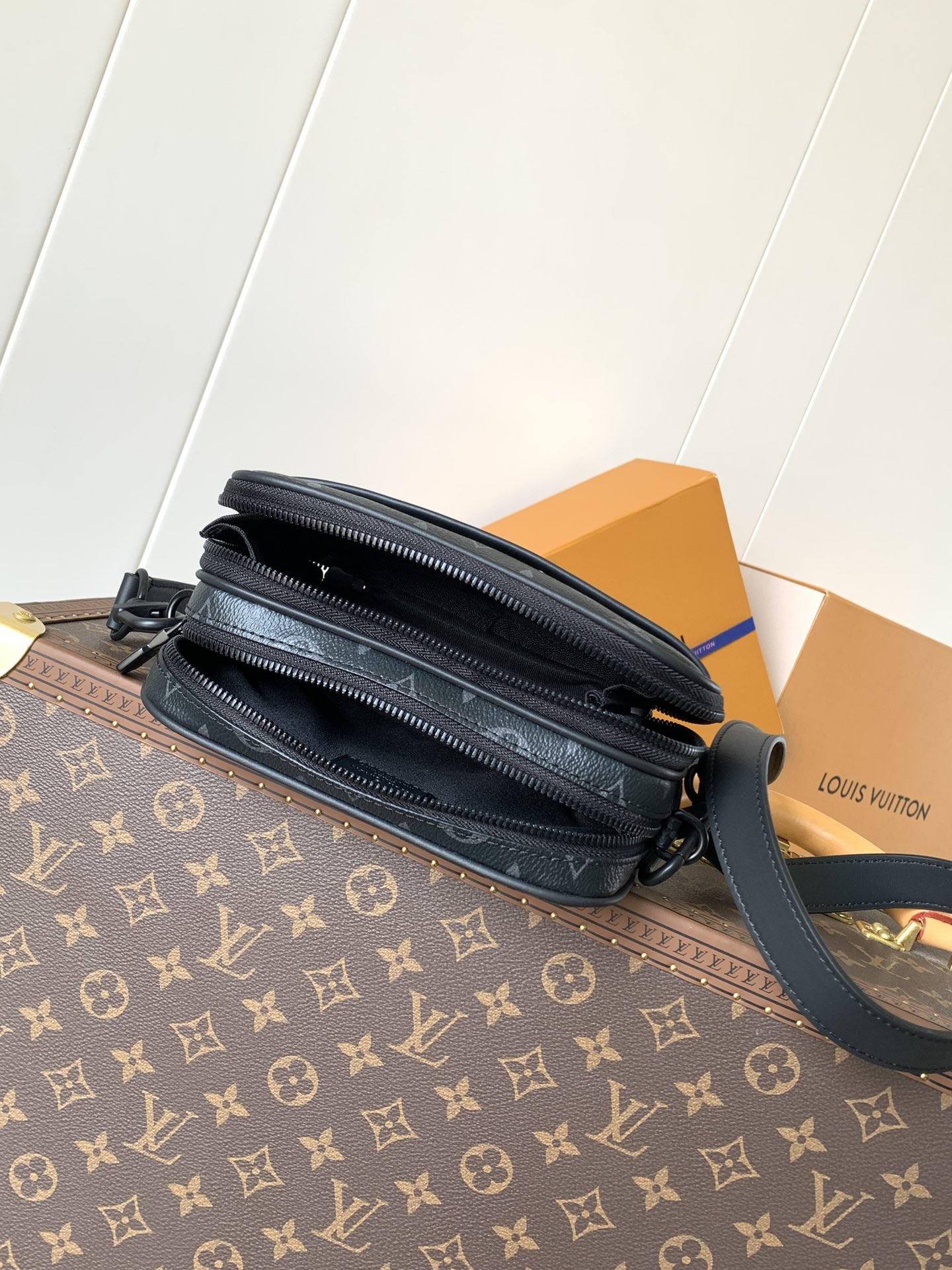 Alpha Wearable Wallet Monogram Eclipse Black M82542