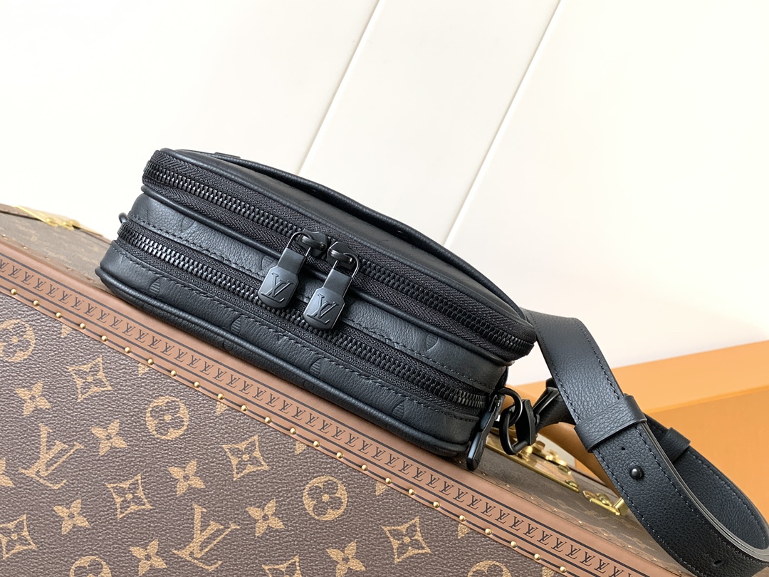 Alpha Wearable Wallet Monogram Shadow Cowhide Leather Black M82544