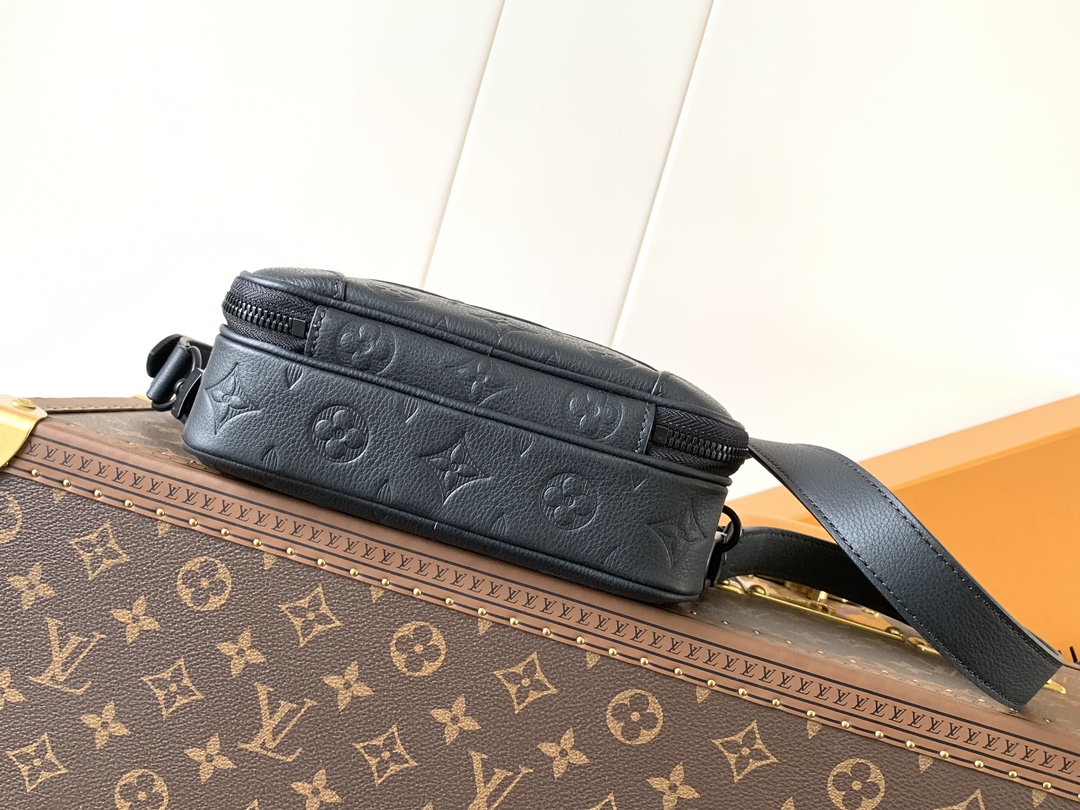 Alpha Wearable Wallet Monogram Shadow Cowhide Leather Black M82544