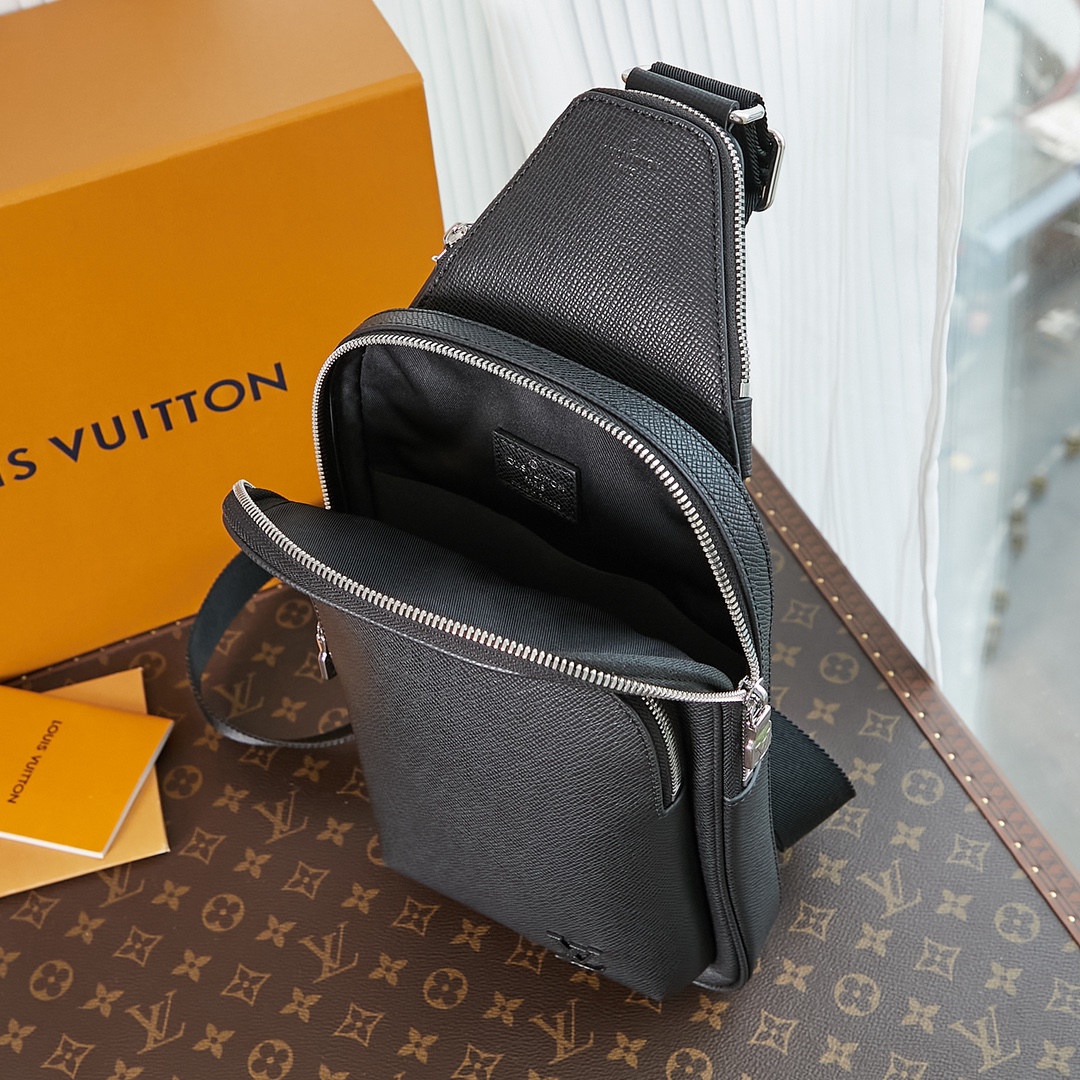 Avenue Slingbag Black Taiga Cowhide Leather M30863