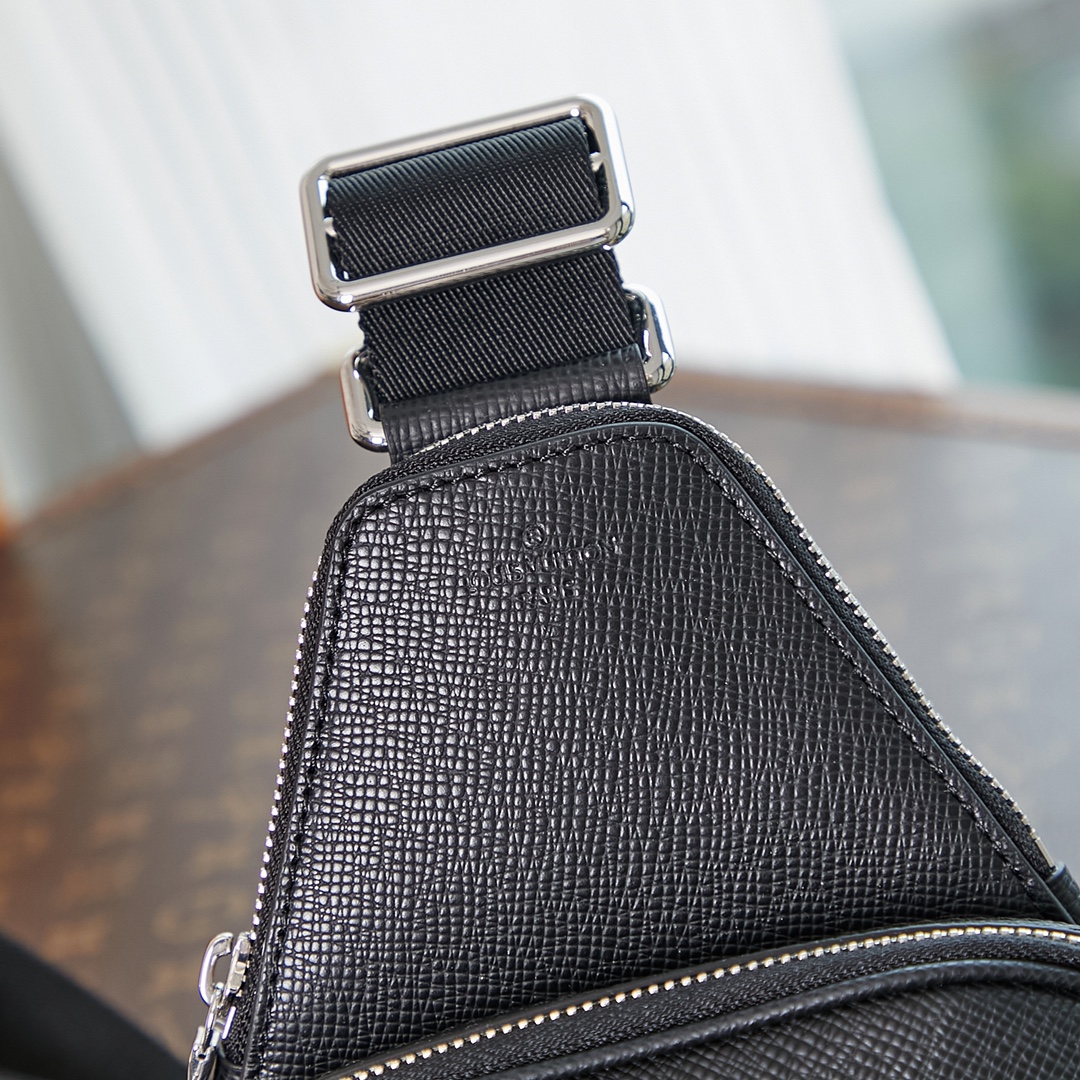 Avenue Slingbag Black Taiga Cowhide Leather M30863