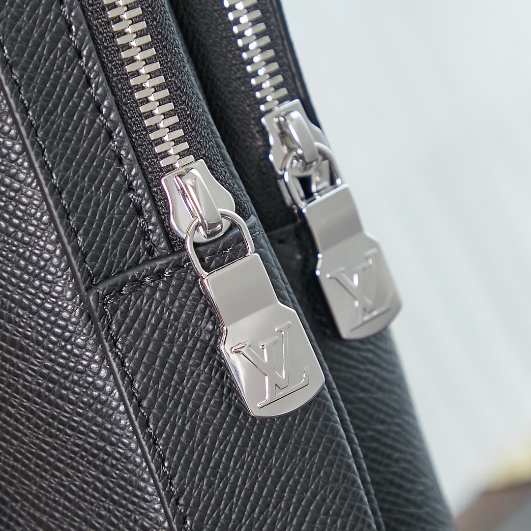 Avenue Slingbag Black Taiga Cowhide Leather M30863
