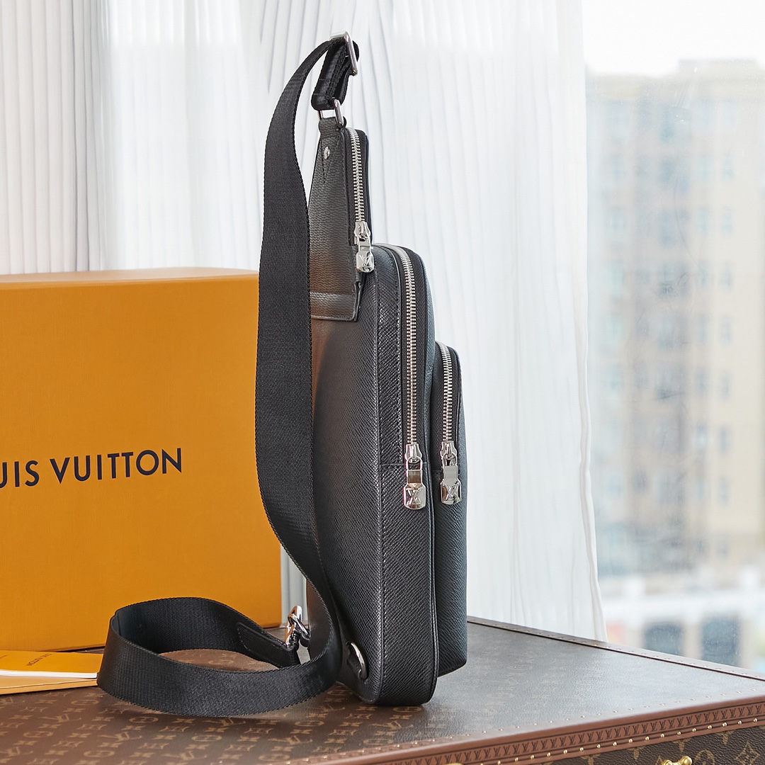 Avenue Slingbag Black Taiga Cowhide Leather M30863