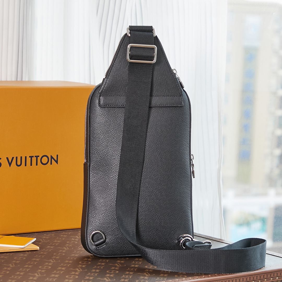 Avenue Slingbag Black Taiga Cowhide Leather M30863