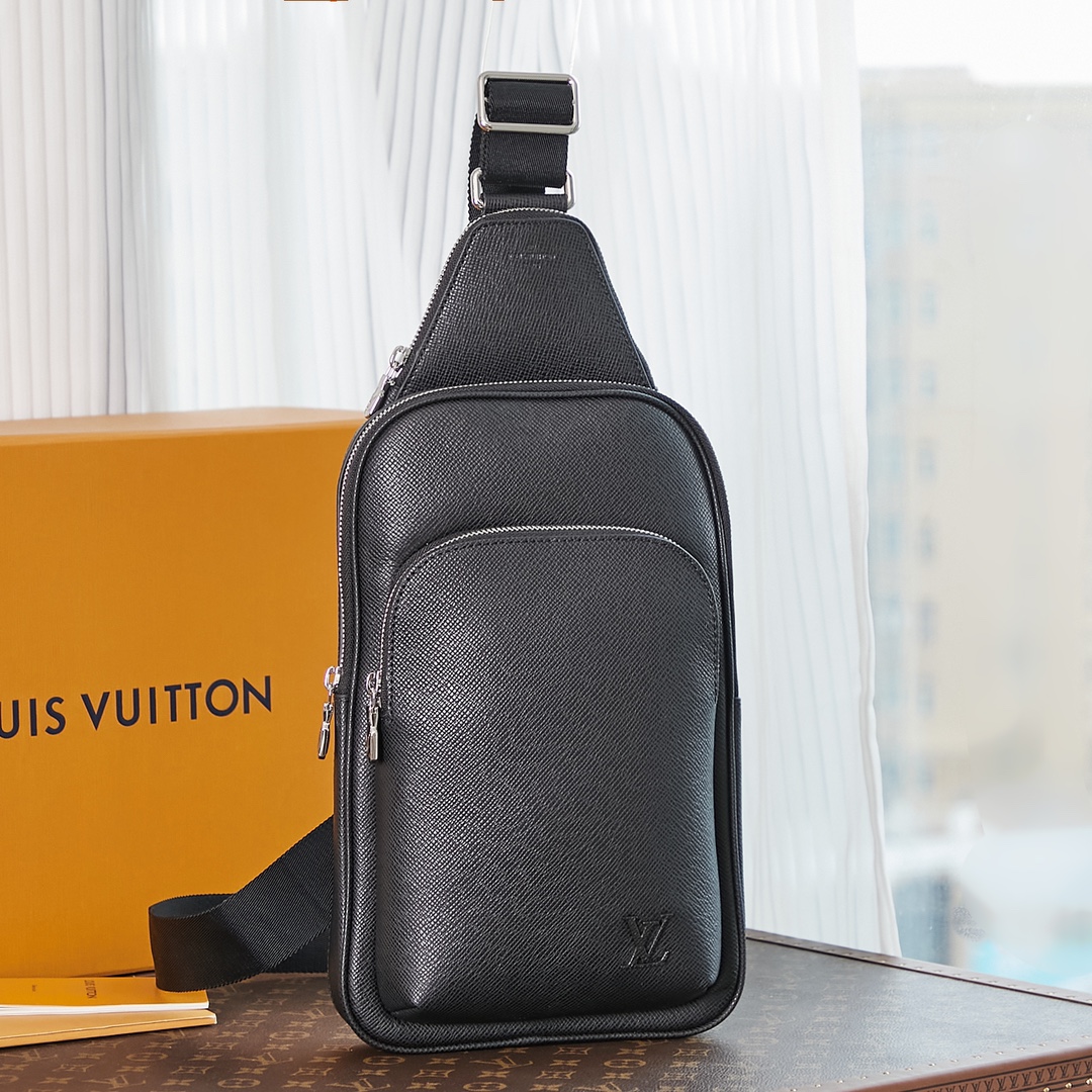 Avenue Slingbag Black Taiga Cowhide Leather M30863
