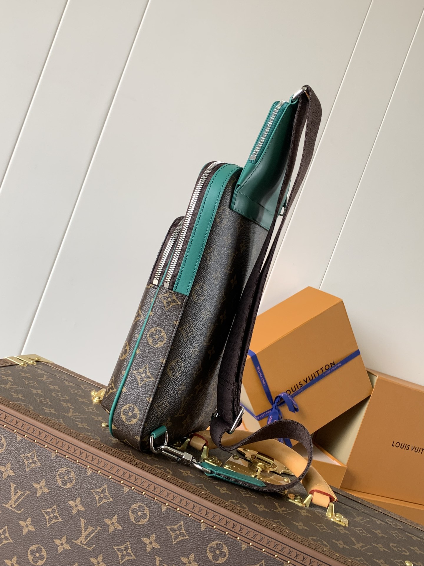 Avenue Slingbag G73 Borneo Green Monogram Macassa M12734