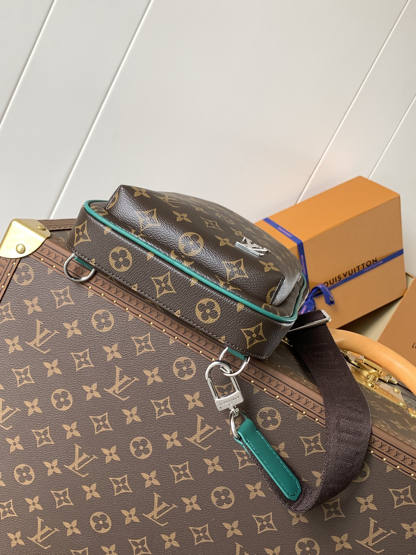 Avenue Slingbag G73 Borneo Green Monogram Macassa M12734