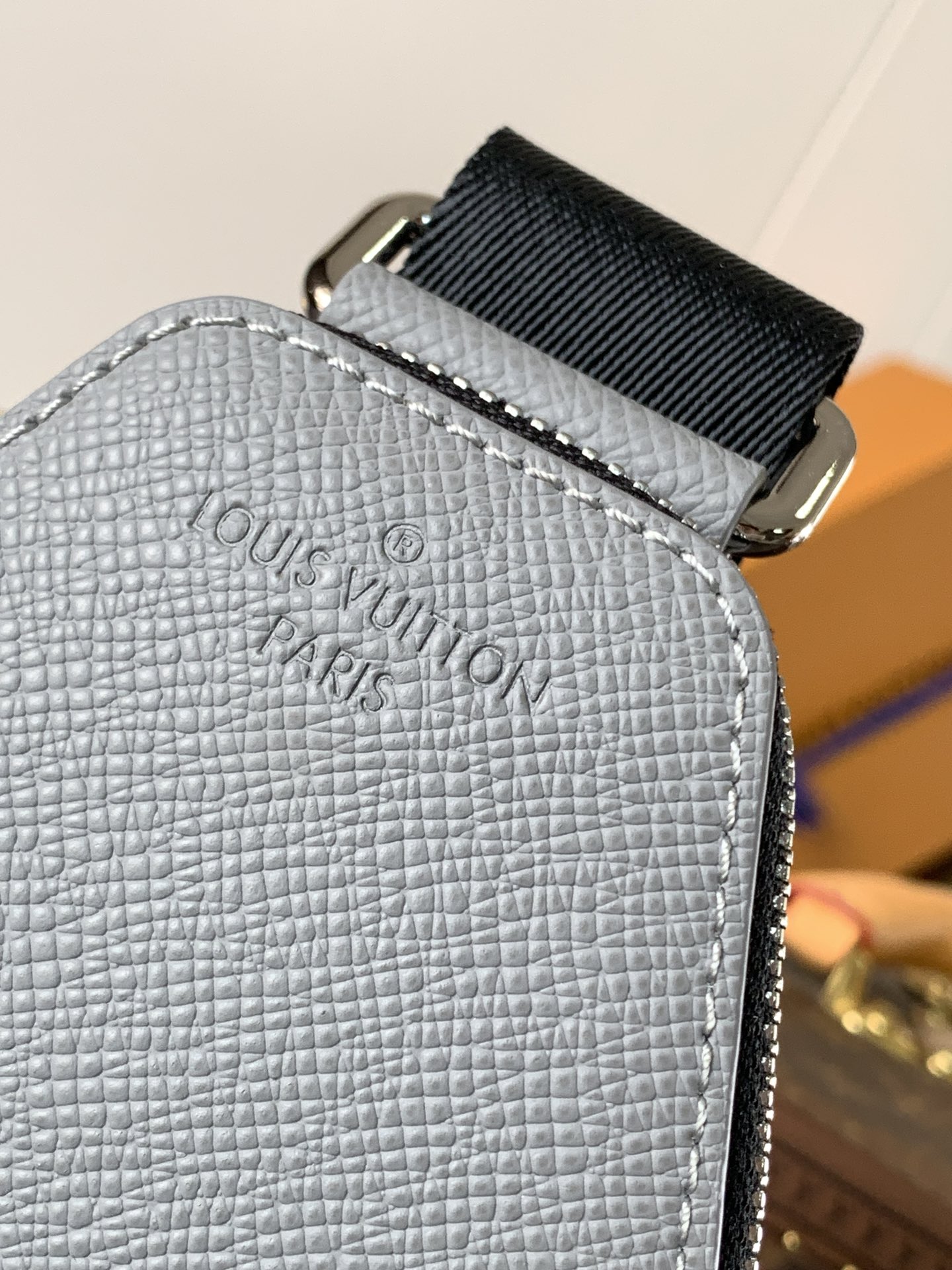 Avenue Slingbag Glacier Grey Taiga Cowhide Leather M30951