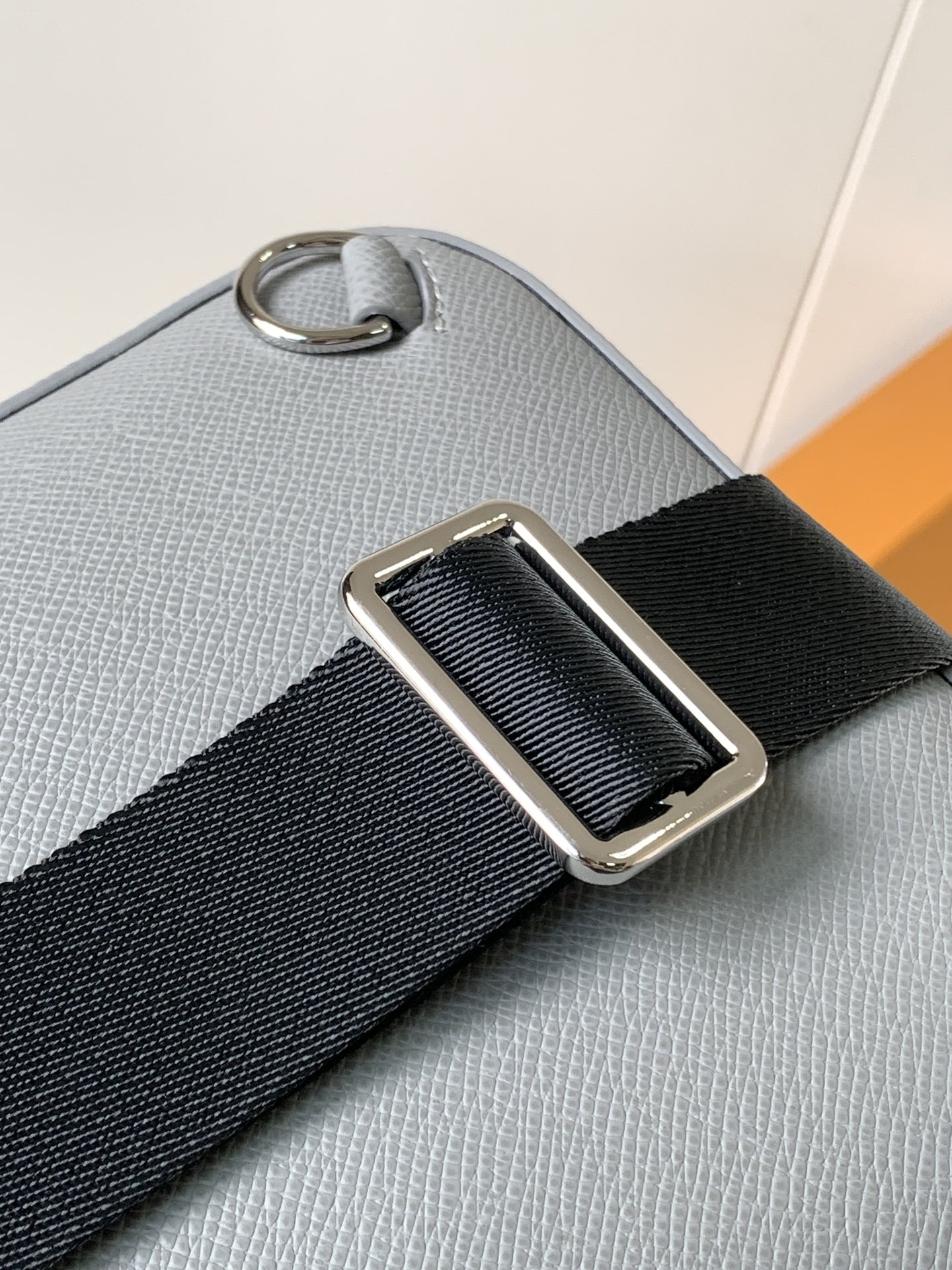 Avenue Slingbag Glacier Grey Taiga Cowhide Leather M30951