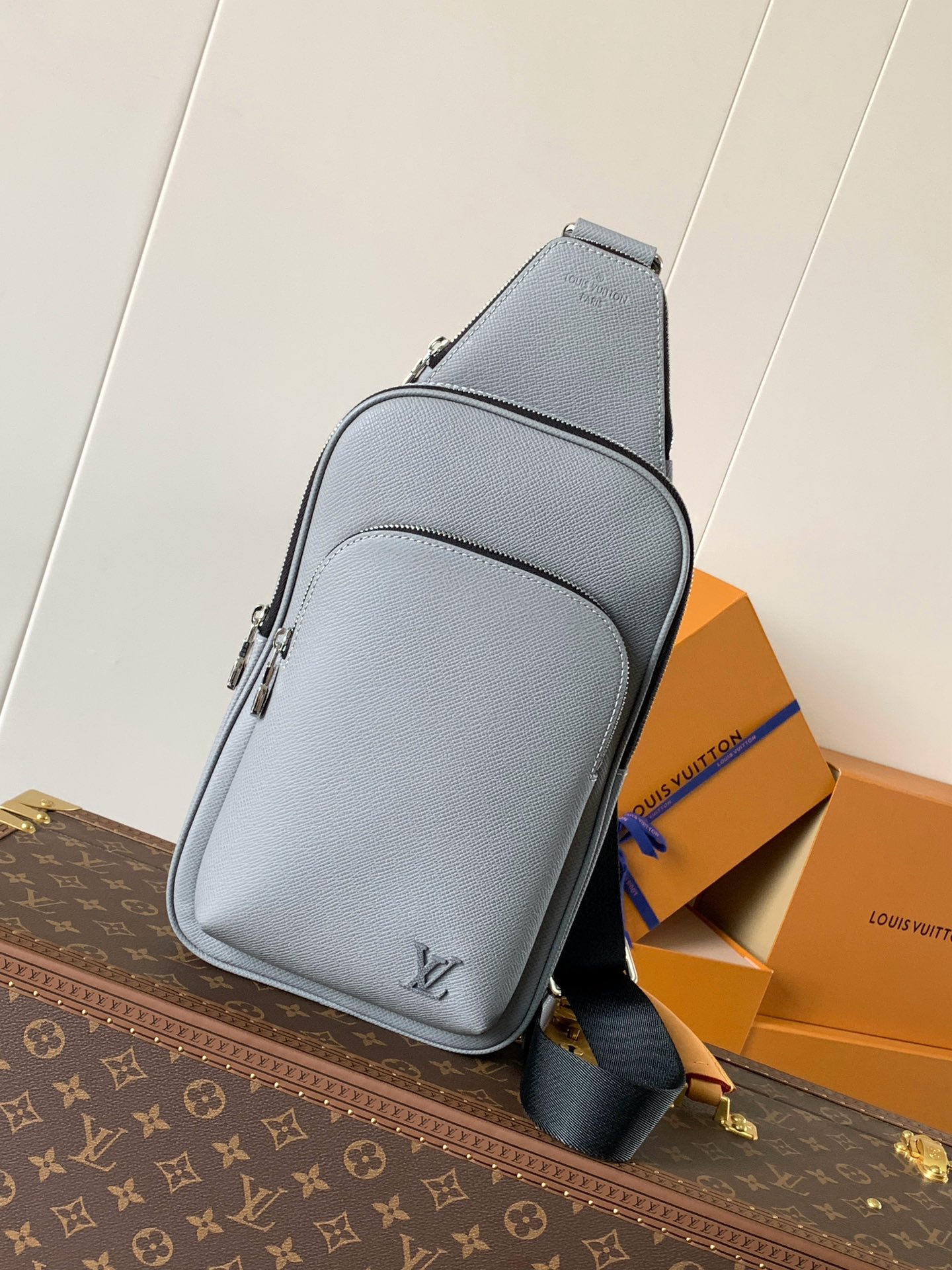Avenue Slingbag Glacier Grey Taiga Cowhide Leather M30951