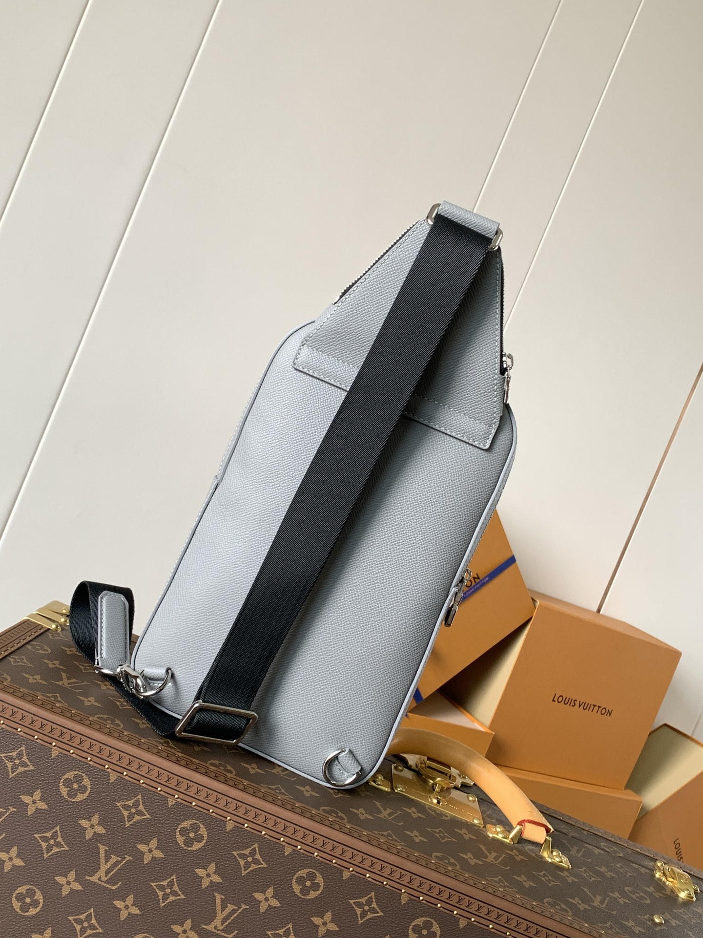 Avenue Slingbag Glacier Grey Taiga Cowhide Leather M30951