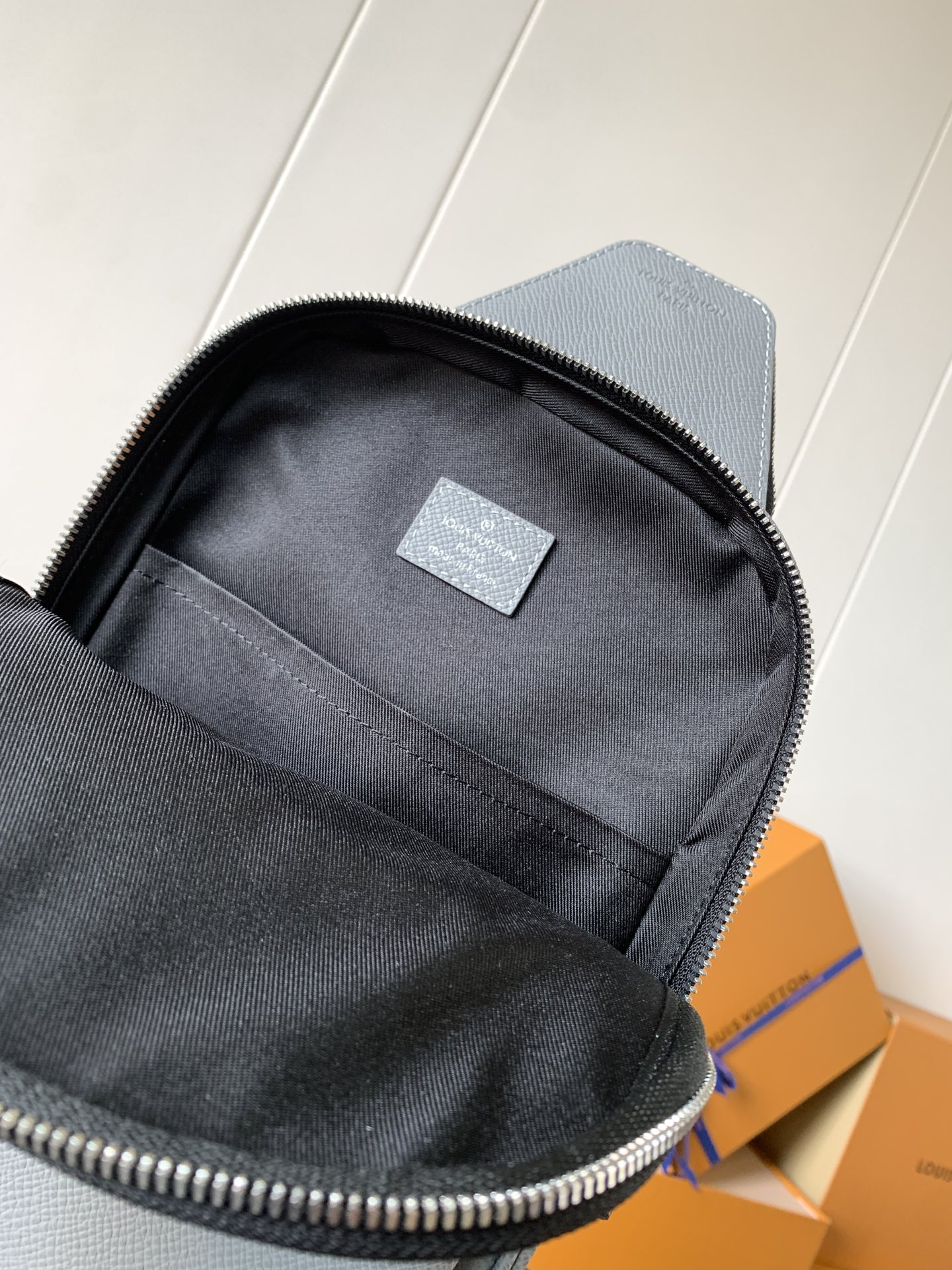 Avenue Slingbag Glacier Grey Taiga Cowhide Leather M30951