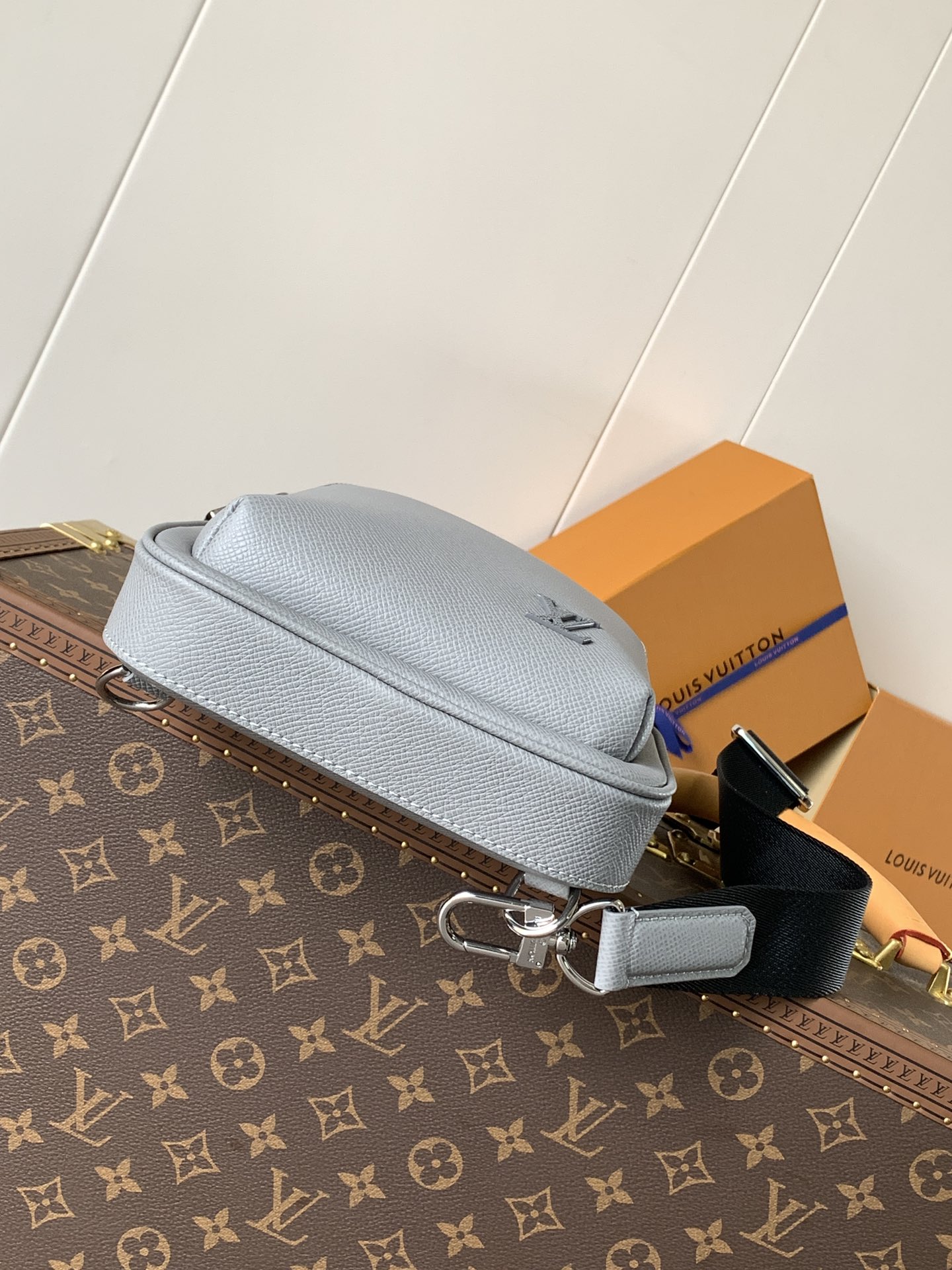 Avenue Slingbag Glacier Grey Taiga Cowhide Leather M30951