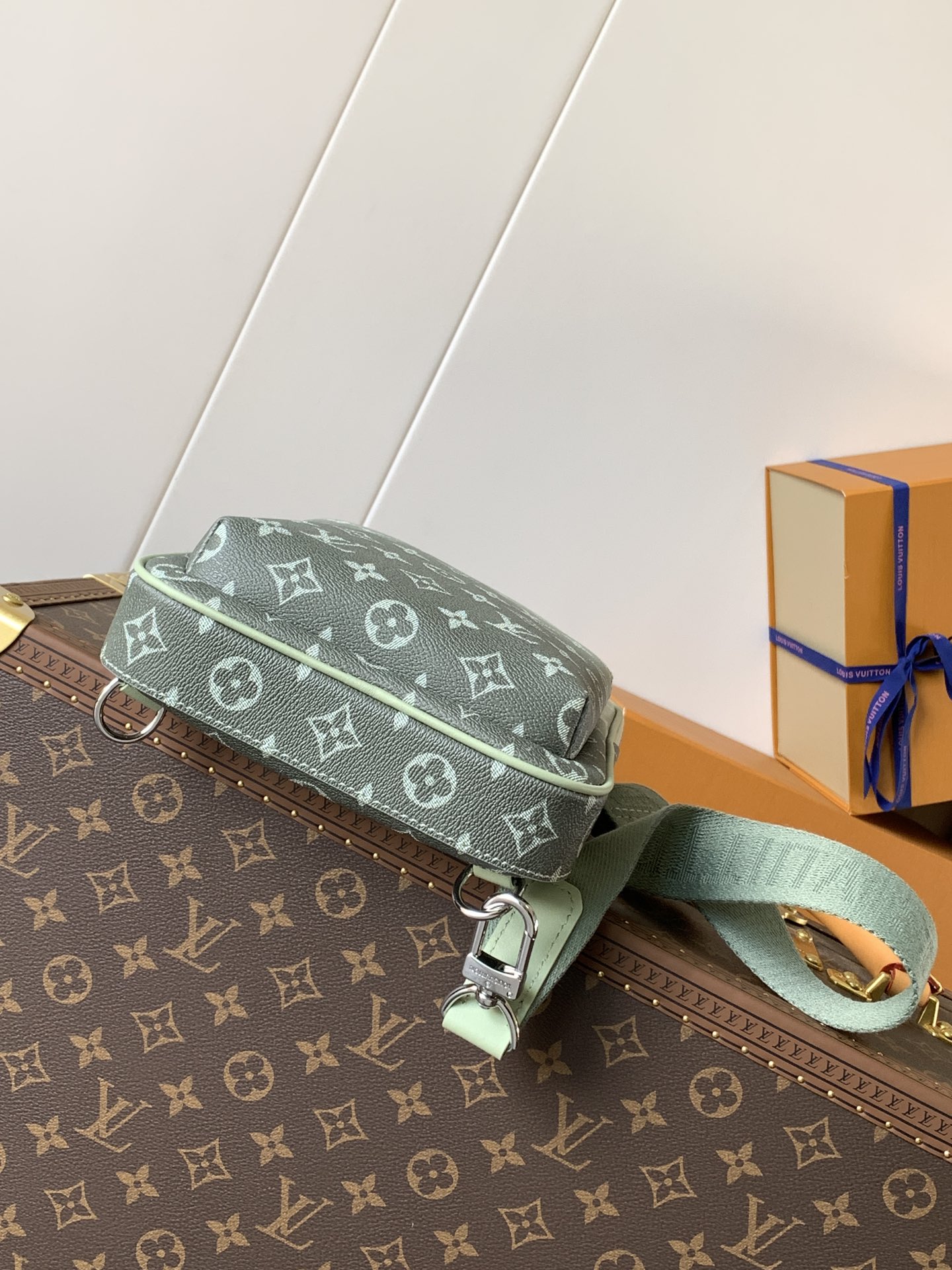 Avenue Slingbag Khaki Green Monogram Gradient M11702