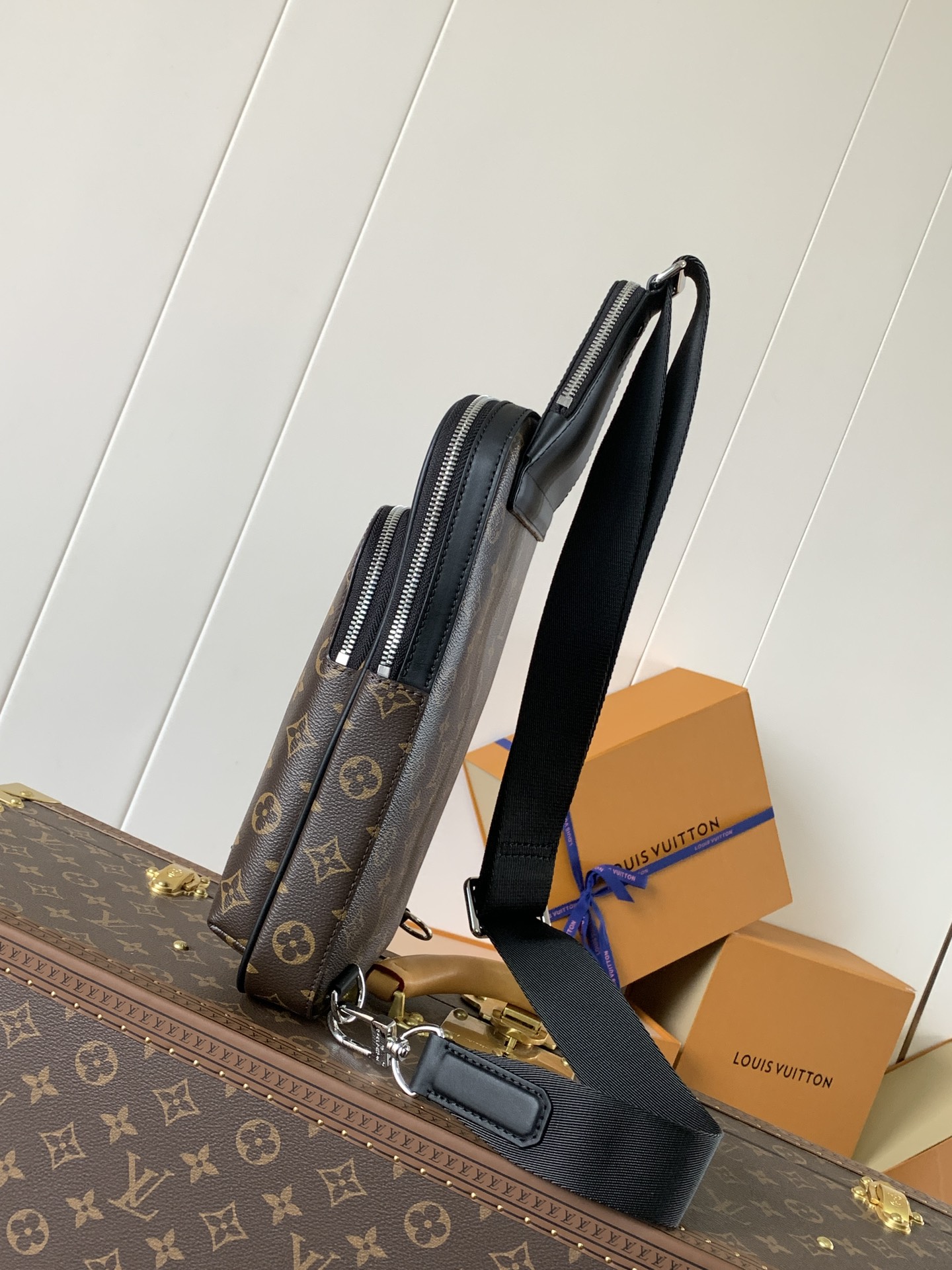 Avenue Slingbag Monogram Macassar Black M46327