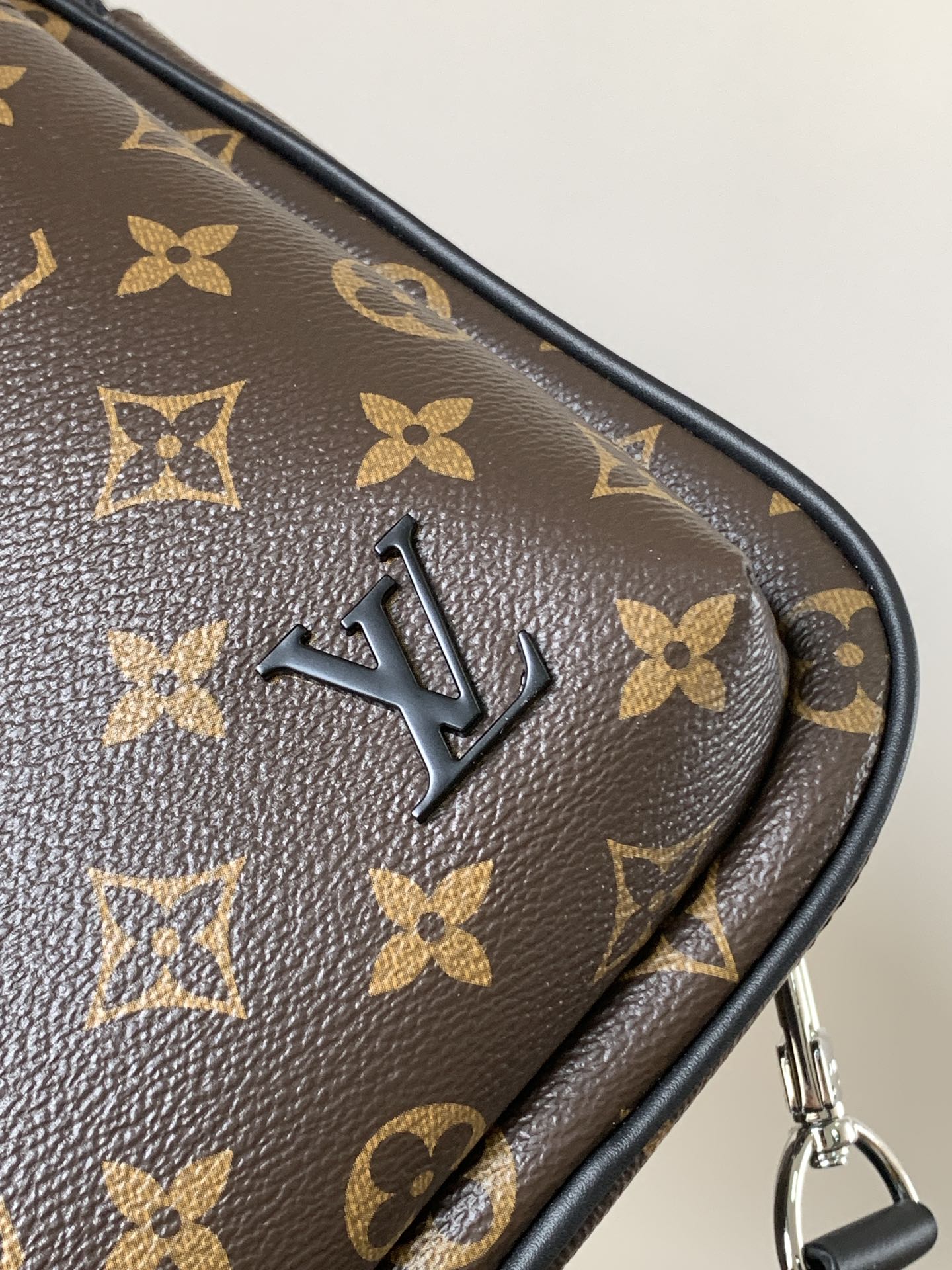 Avenue Slingbag Monogram Macassar Black M46327
