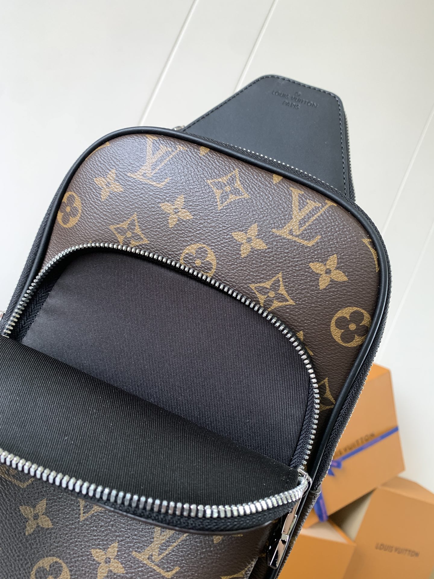 Avenue Slingbag Monogram Macassar Black M46327