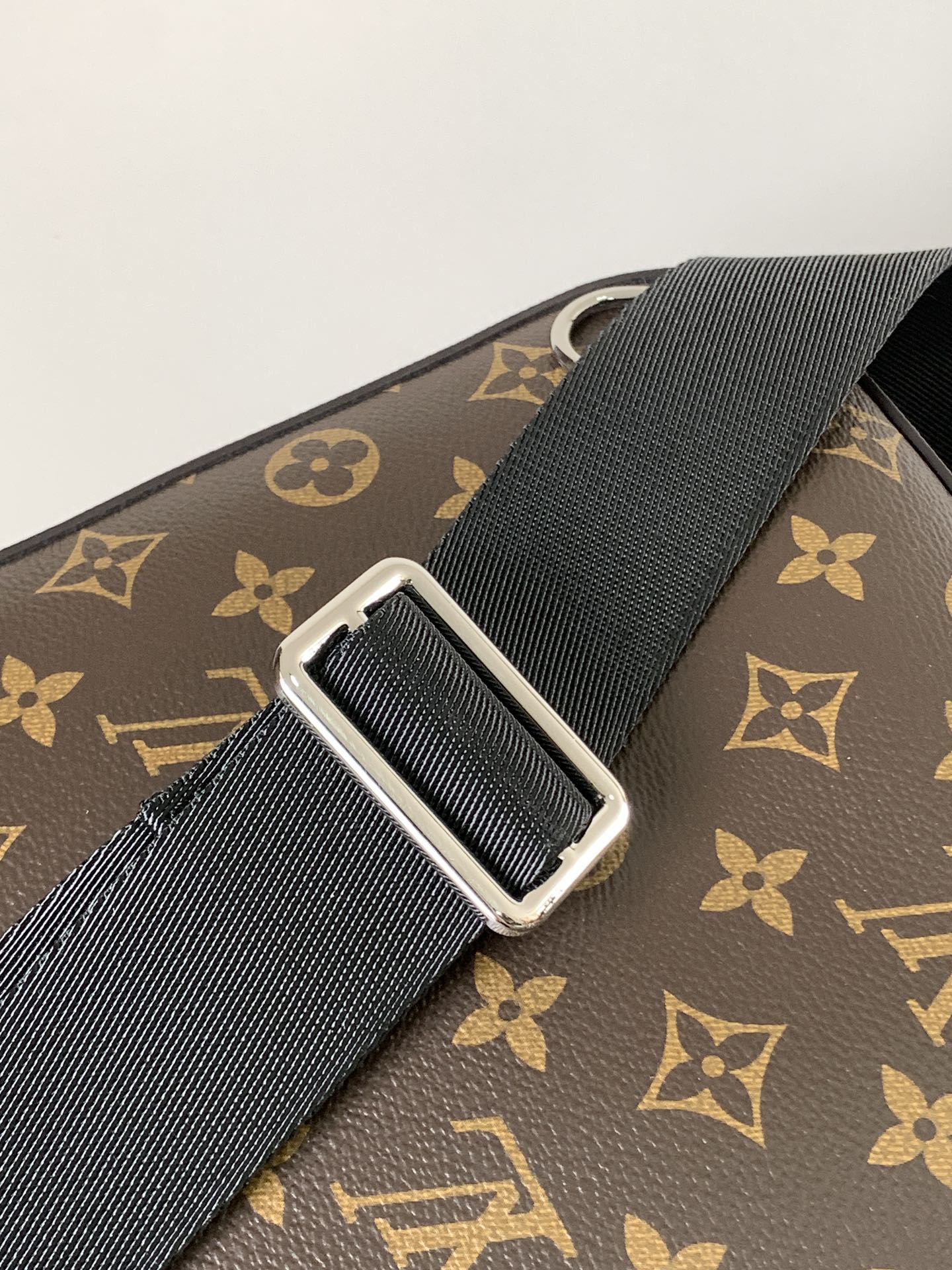 Avenue Slingbag Monogram Macassar Black M46327