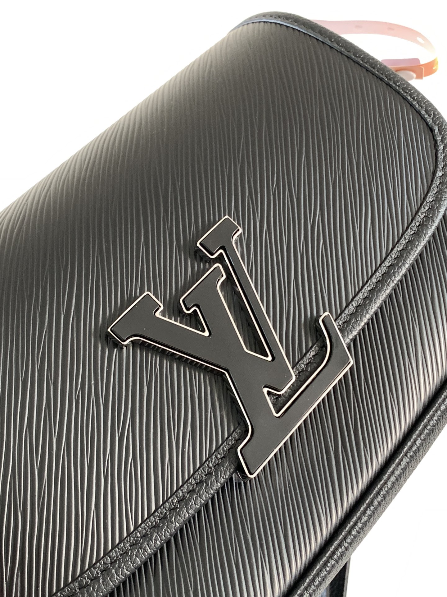 Buci Epi Leather Shoulder Bag Dark Black M59386