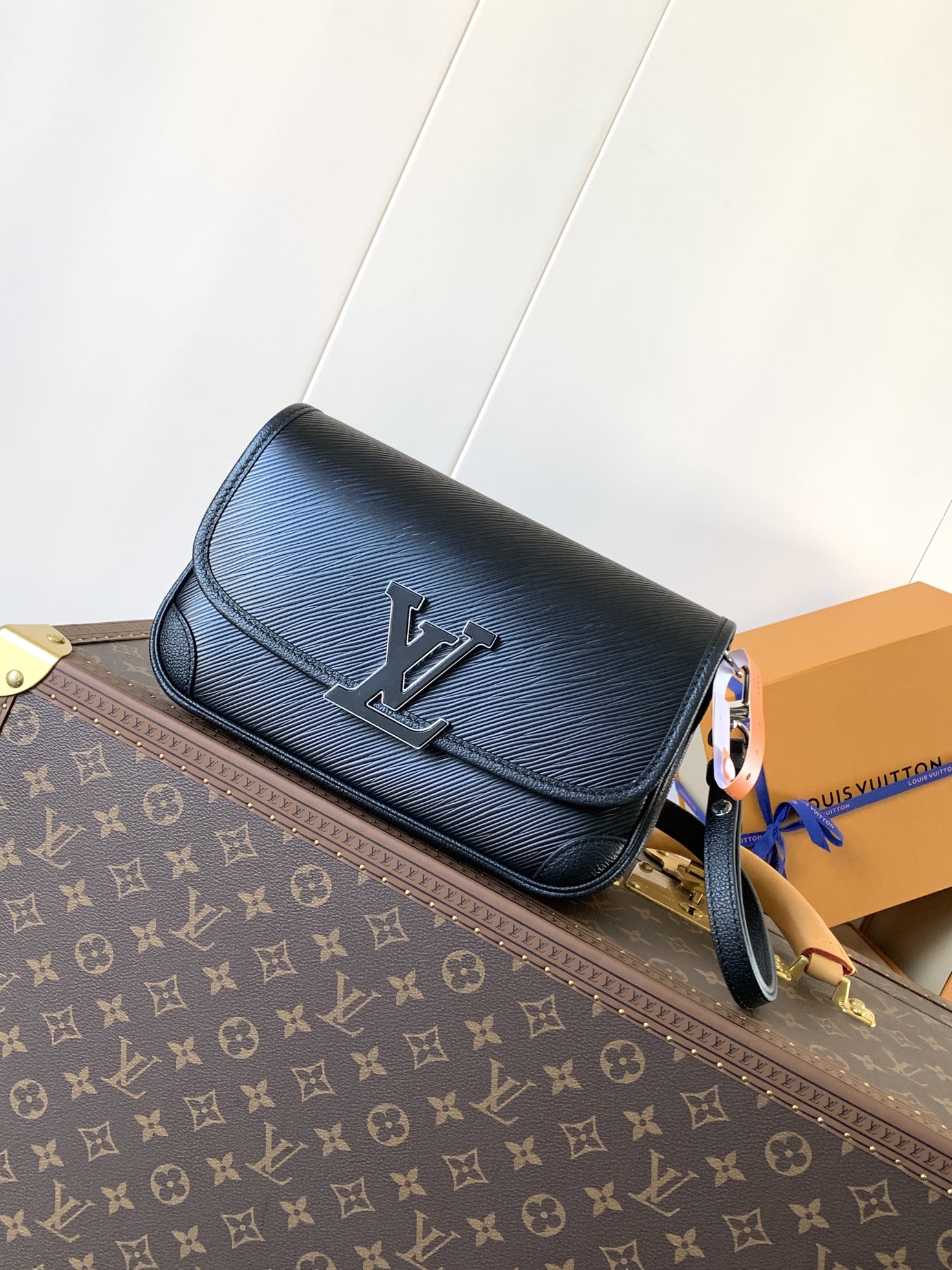 Buci Epi Leather Shoulder Bag Dark Black M59386