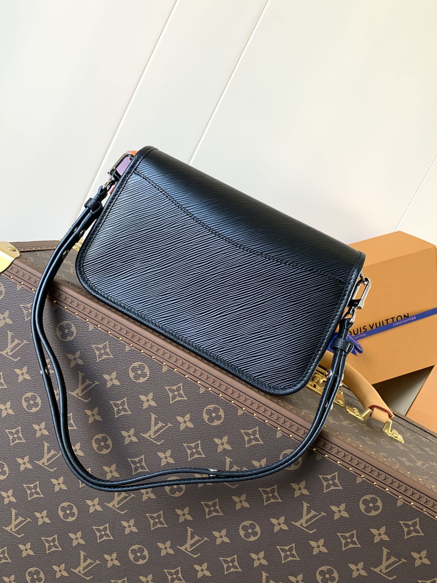 Buci Epi Leather Shoulder Bag Dark Black M59386