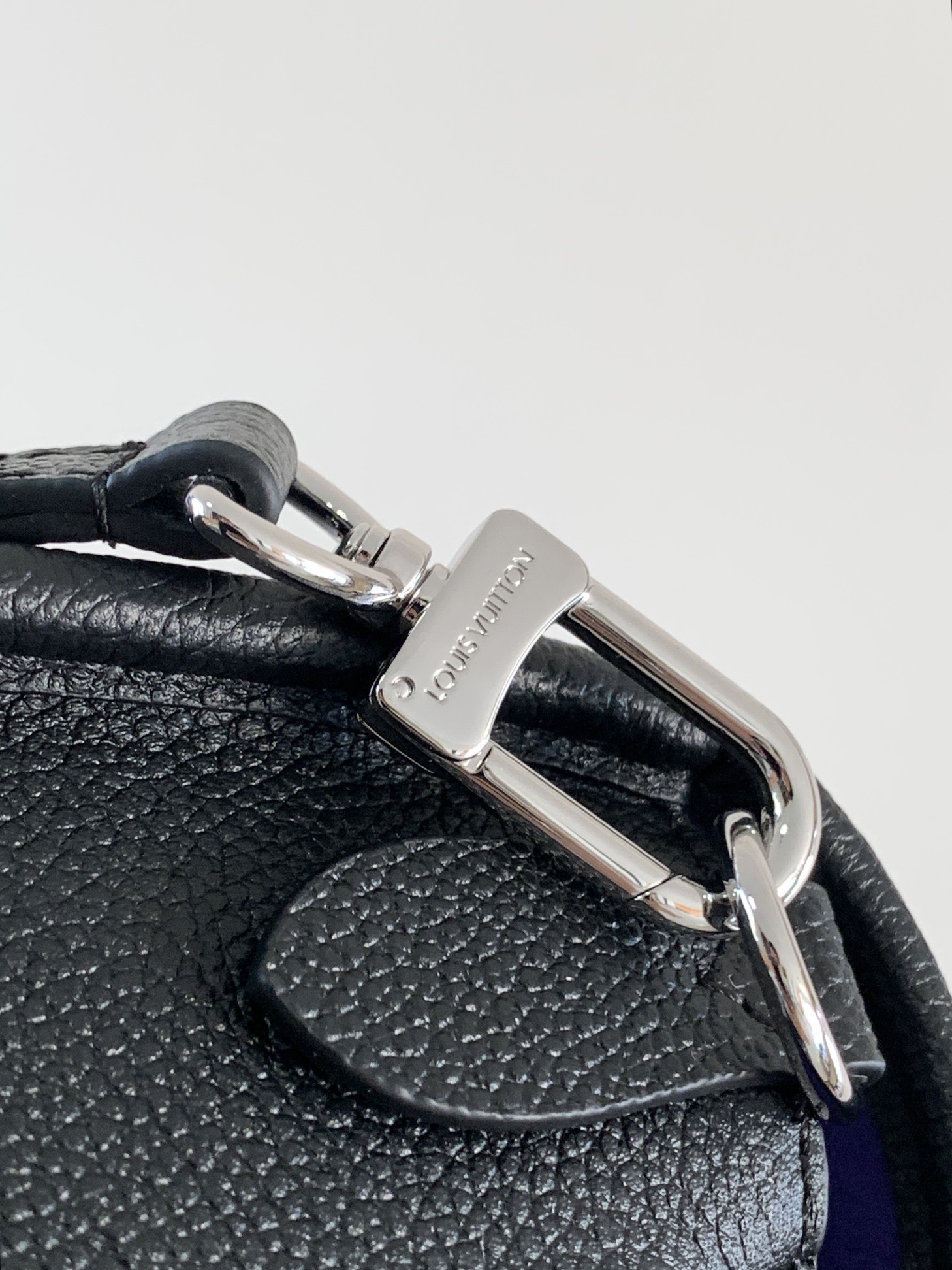 Buci Epi Leather Shoulder Bag Dark Black M59386