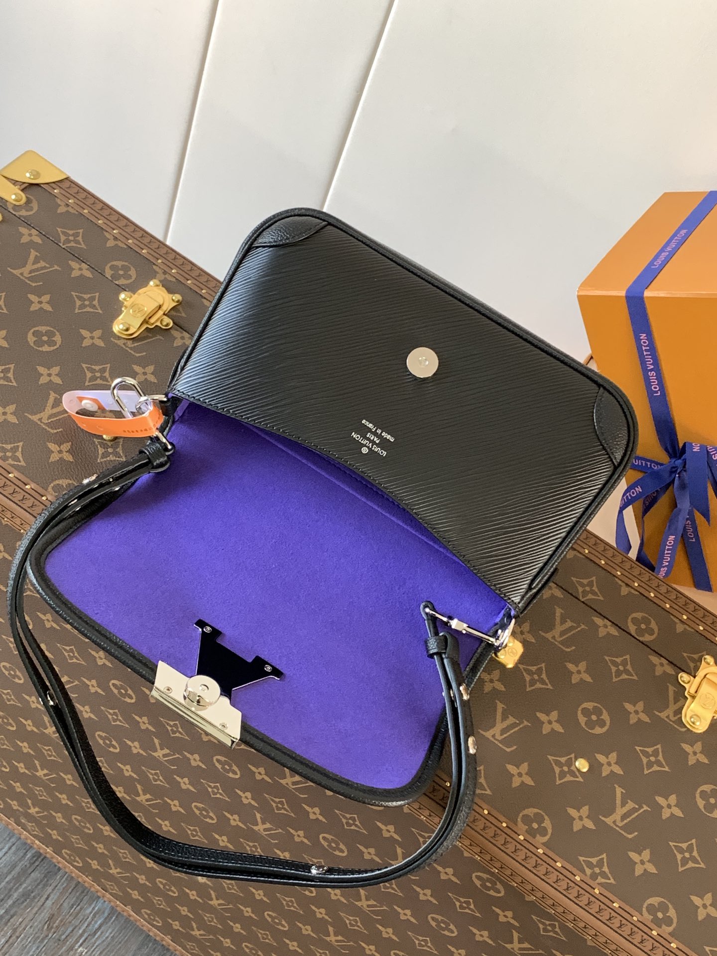 Buci Epi Leather Shoulder Bag Dark Black M59386