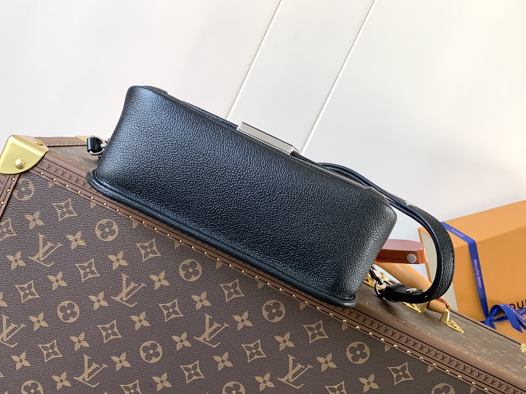 Buci Epi Leather Shoulder Bag Dark Black M59386