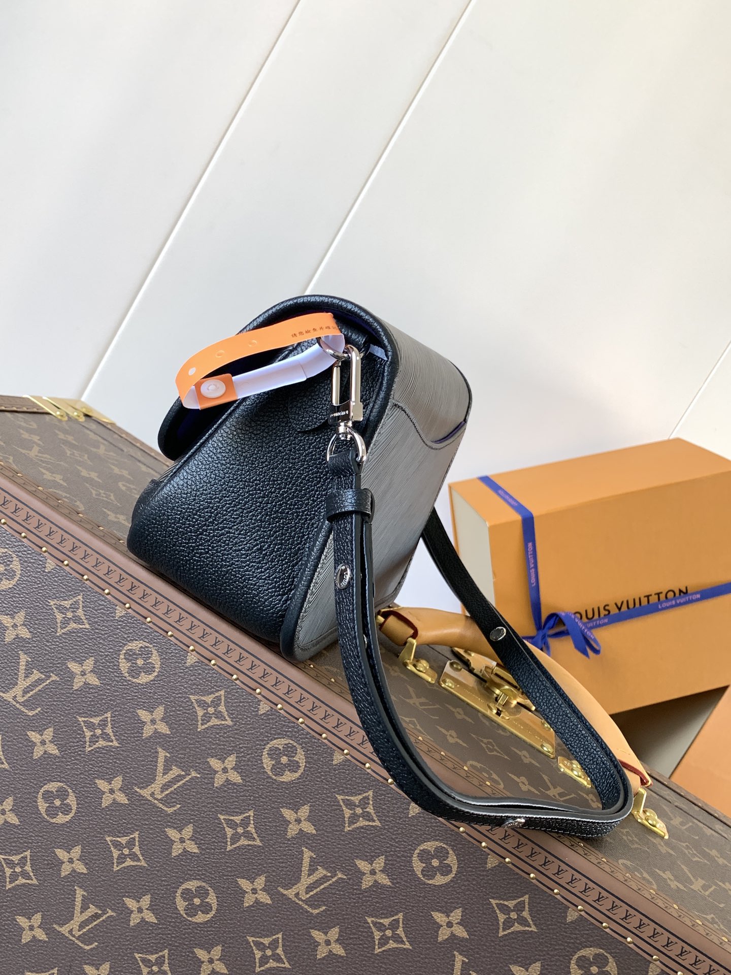Buci Epi Leather Shoulder Bag Dark Black M59386