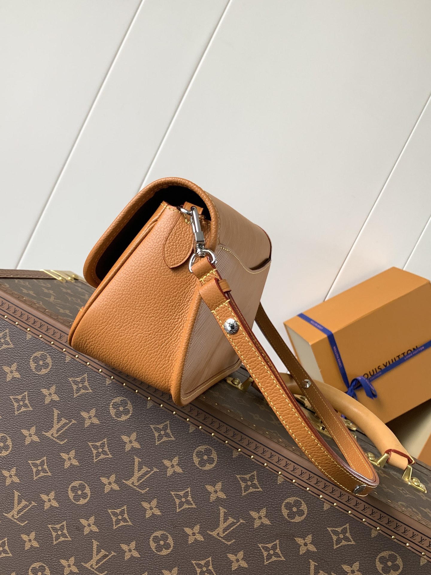 Buci Epi Leather Shoulder Bag Gold Miel Brown M59459