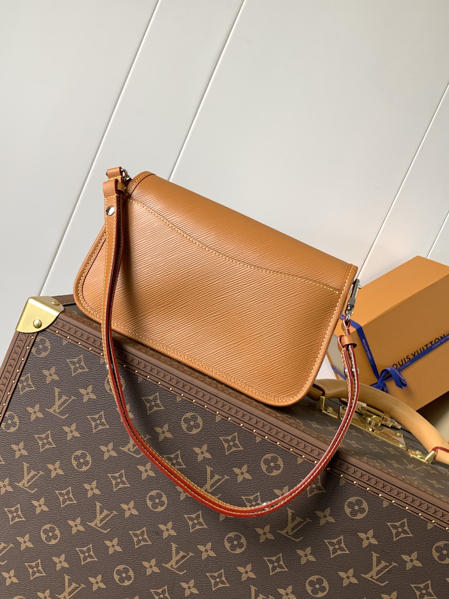 Buci Epi Leather Shoulder Bag Gold Miel Brown M59459
