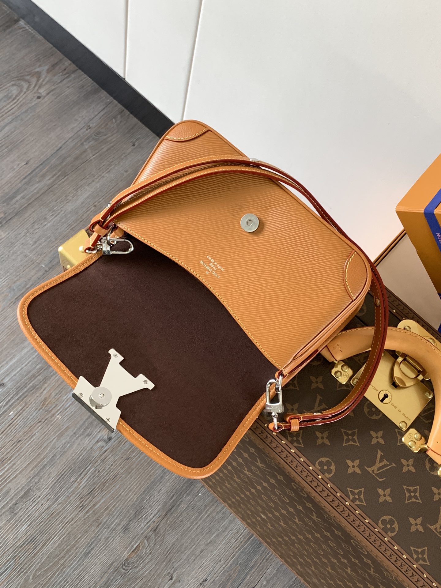 Buci Epi Leather Shoulder Bag Gold Miel Brown M59459