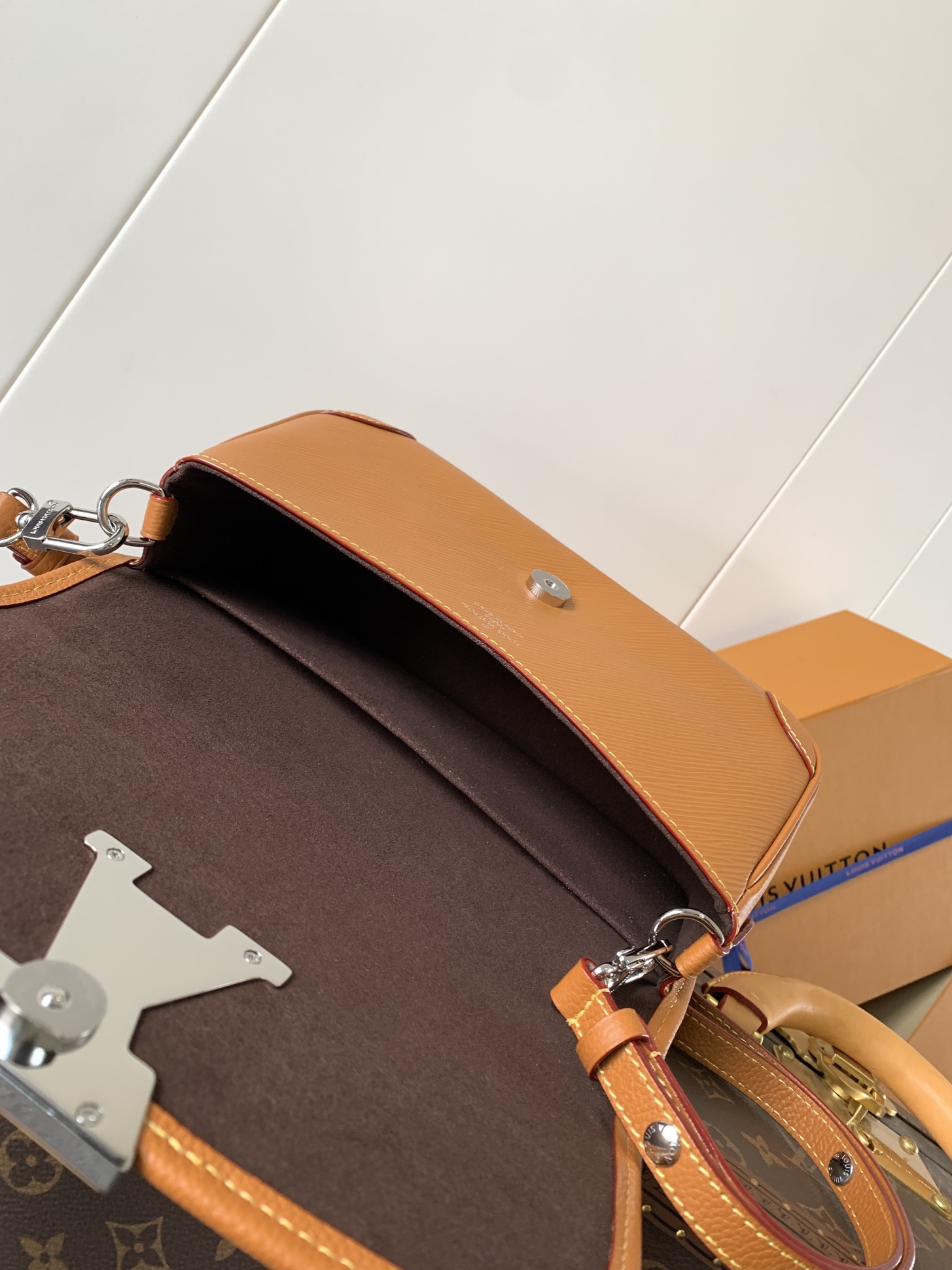 Buci Epi Leather Shoulder Bag Gold Miel Brown M59459