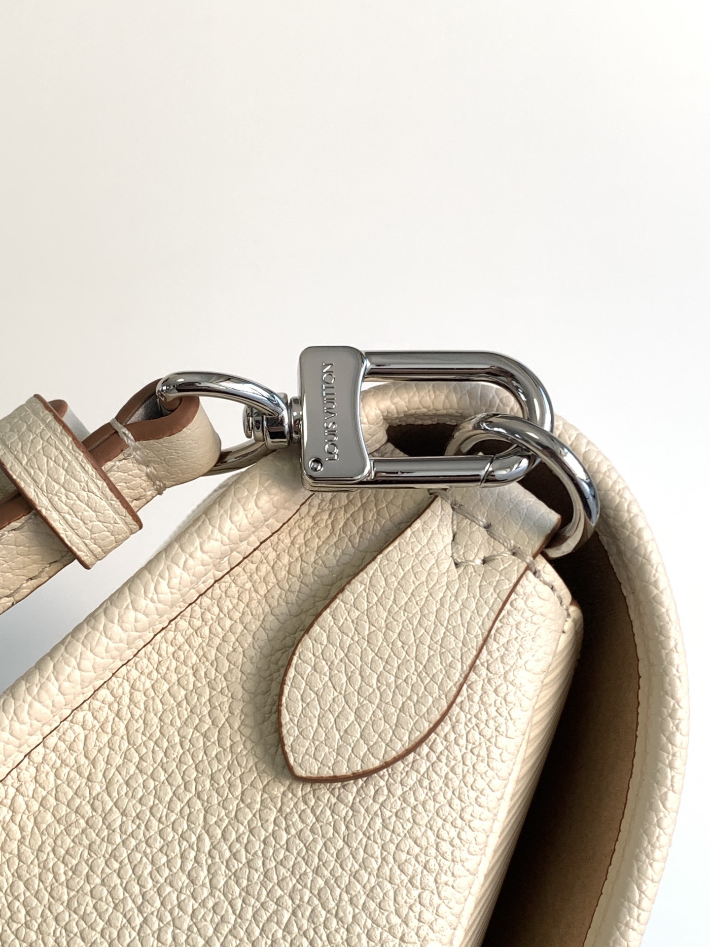 Buci Epi Leather Shoulder Bag Quartz M59457