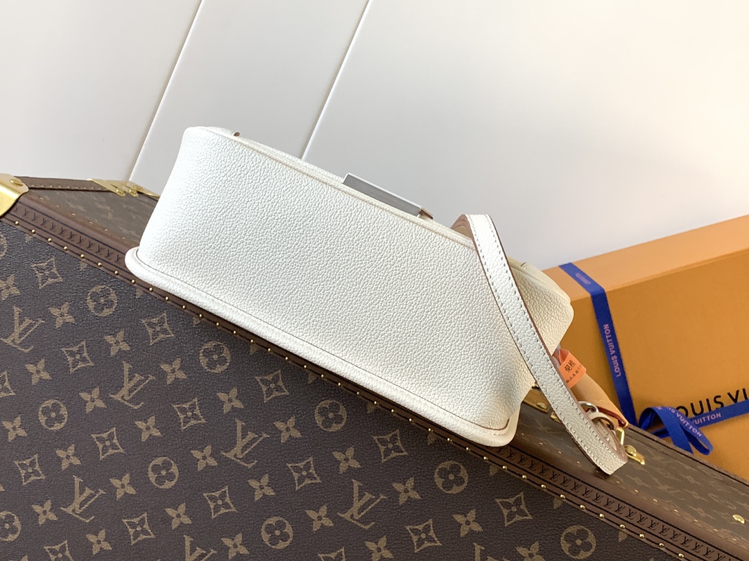Buci Epi Leather Shoulder Bag Quartz M59457