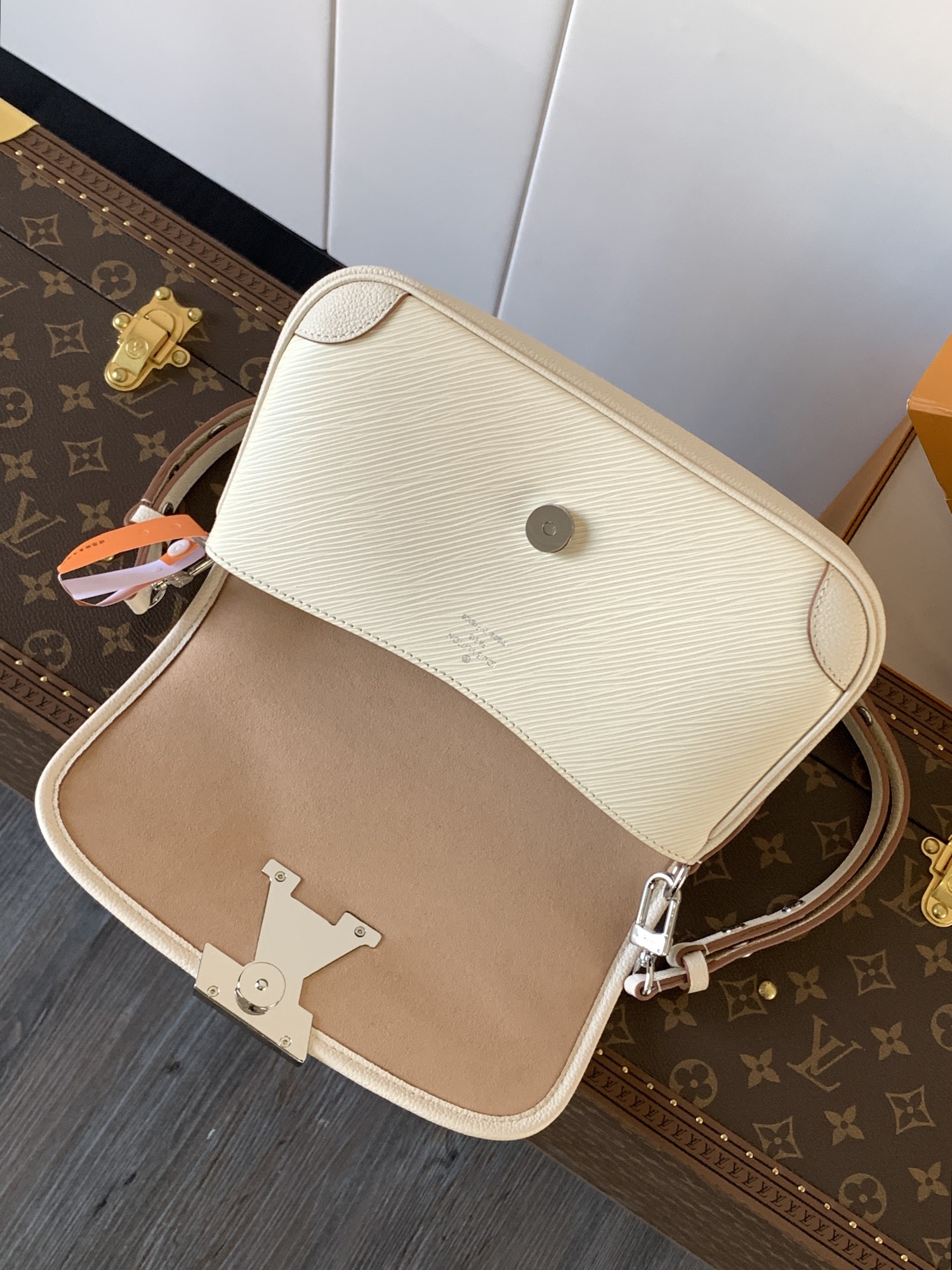 Buci Epi Leather Shoulder Bag Quartz M59457