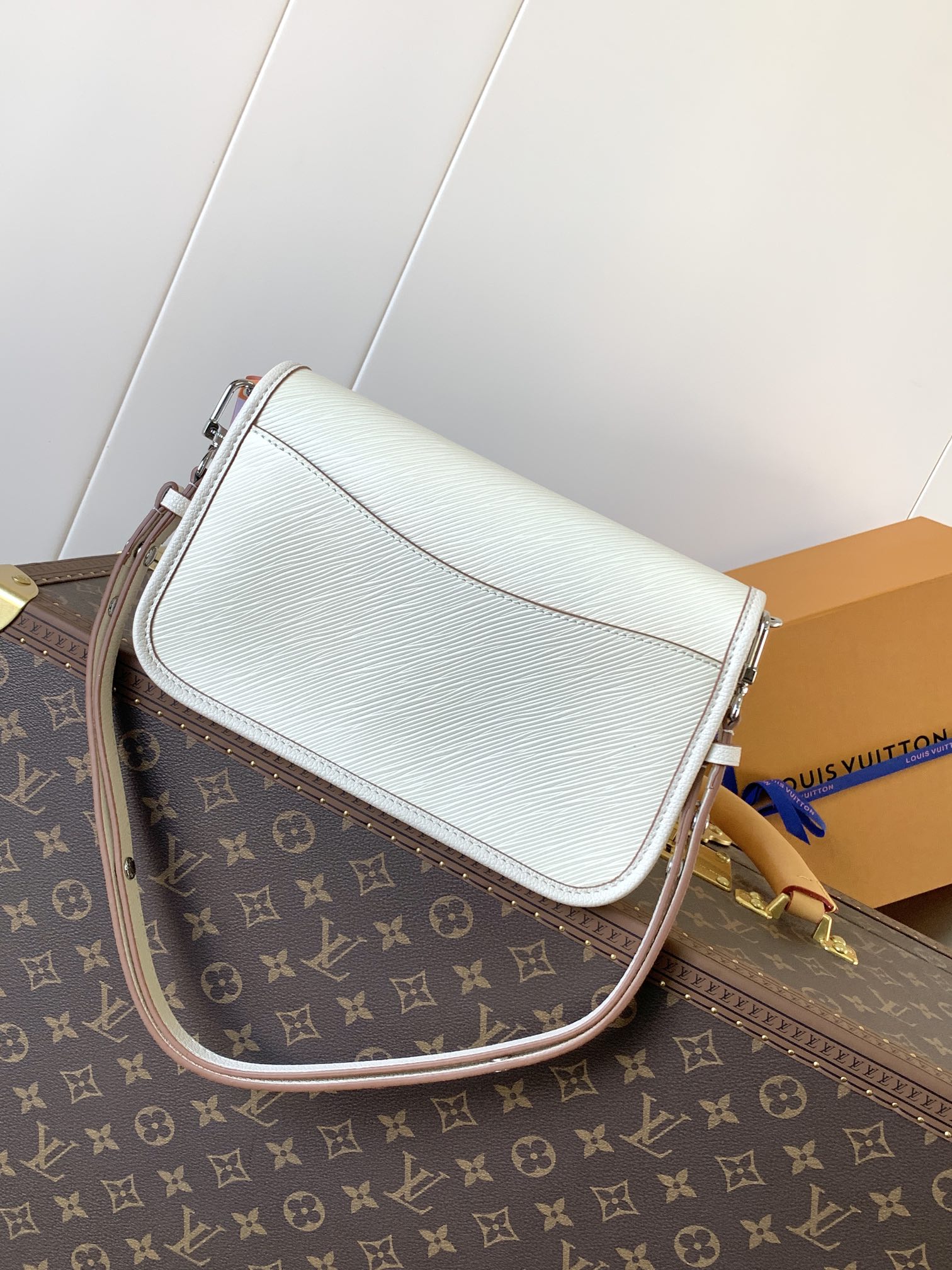 Buci Epi Leather Shoulder Bag Quartz M59457