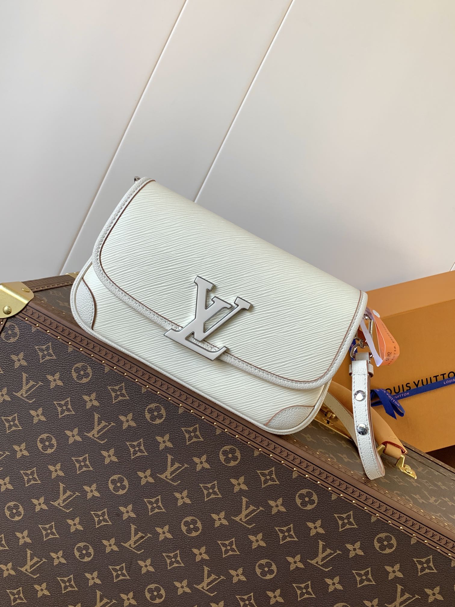 Buci Epi Leather Shoulder Bag Quartz M59457