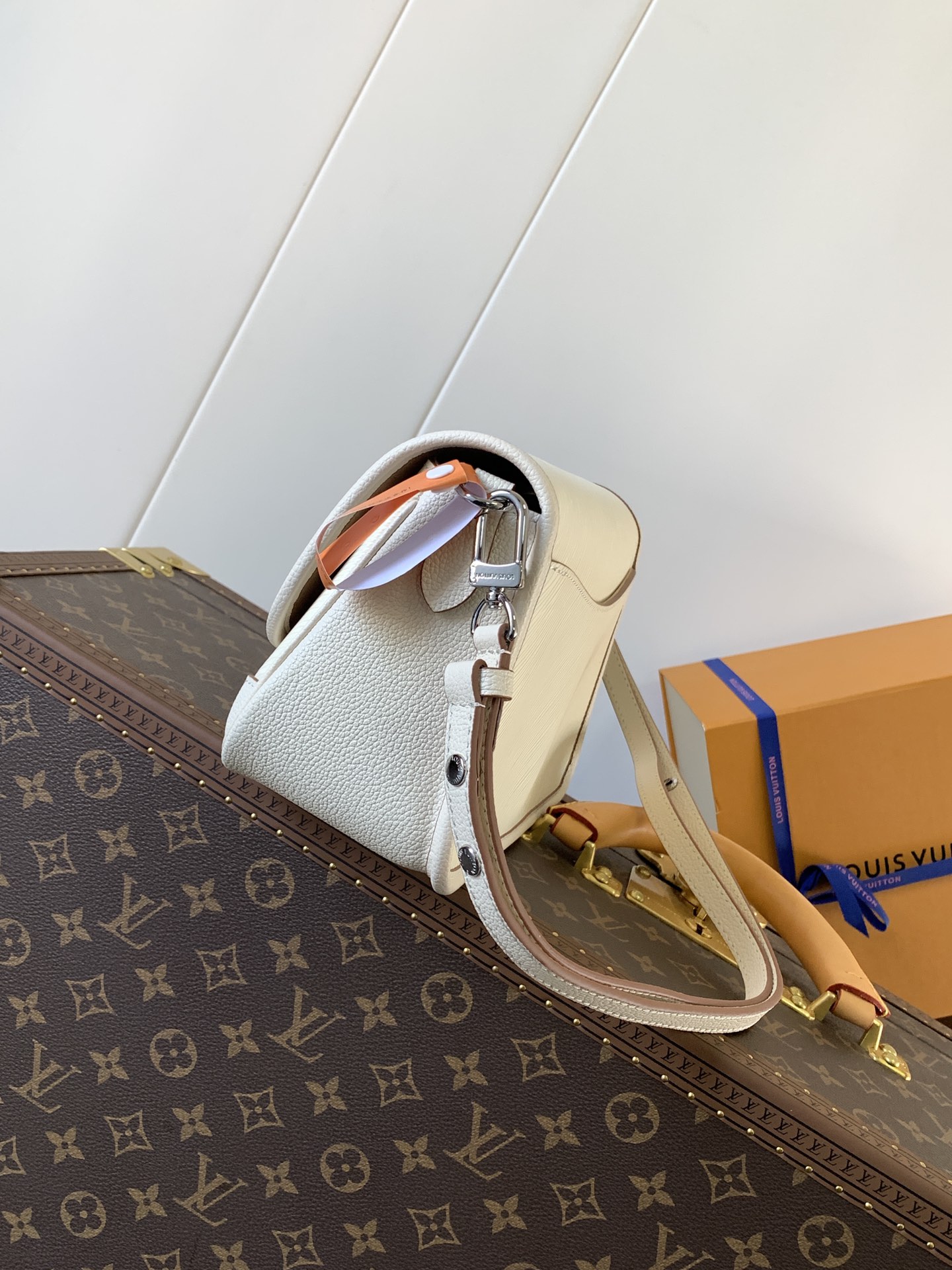 Buci Epi Leather Shoulder Bag Quartz M59457