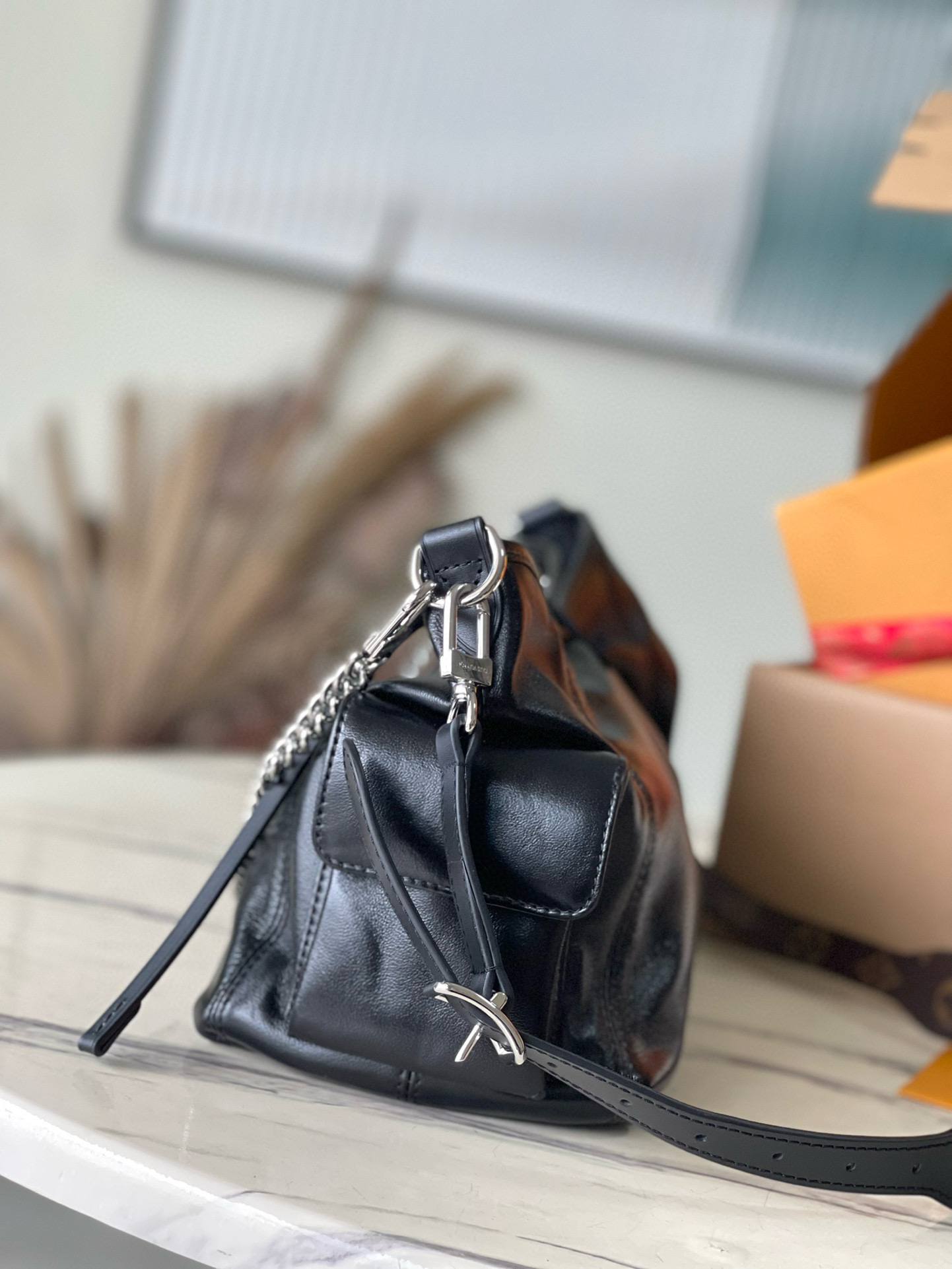 Carryall Cargo Vibe Pm Bag Black Lambskin M24861