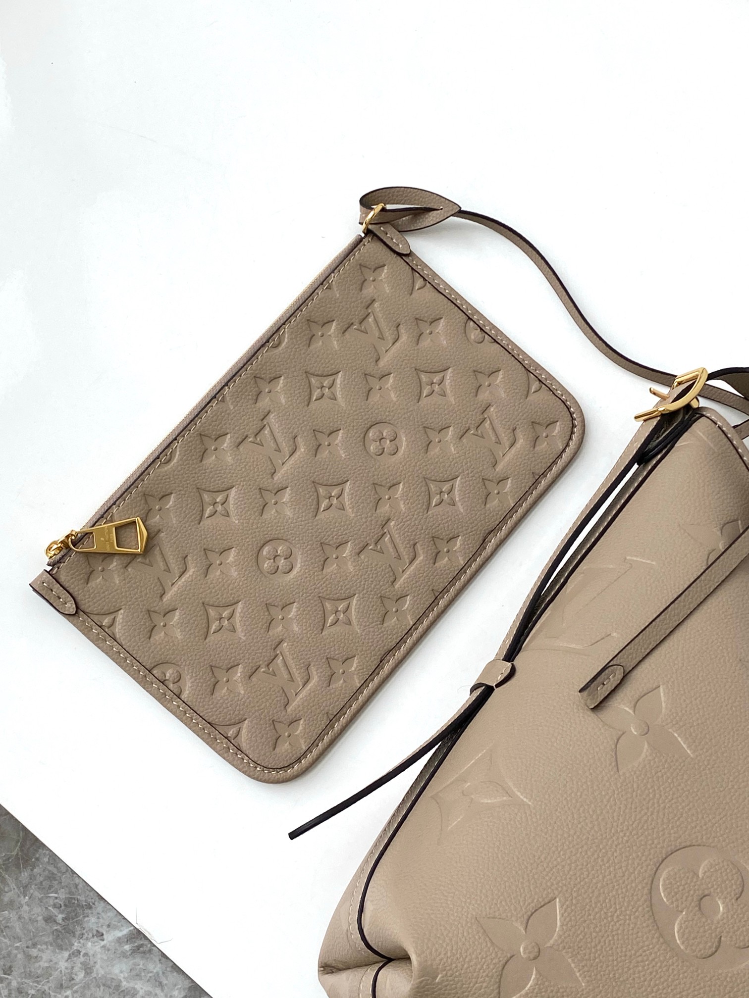 Carryall Mm Bag Turtledove Monogram Empreinte Leather M46292