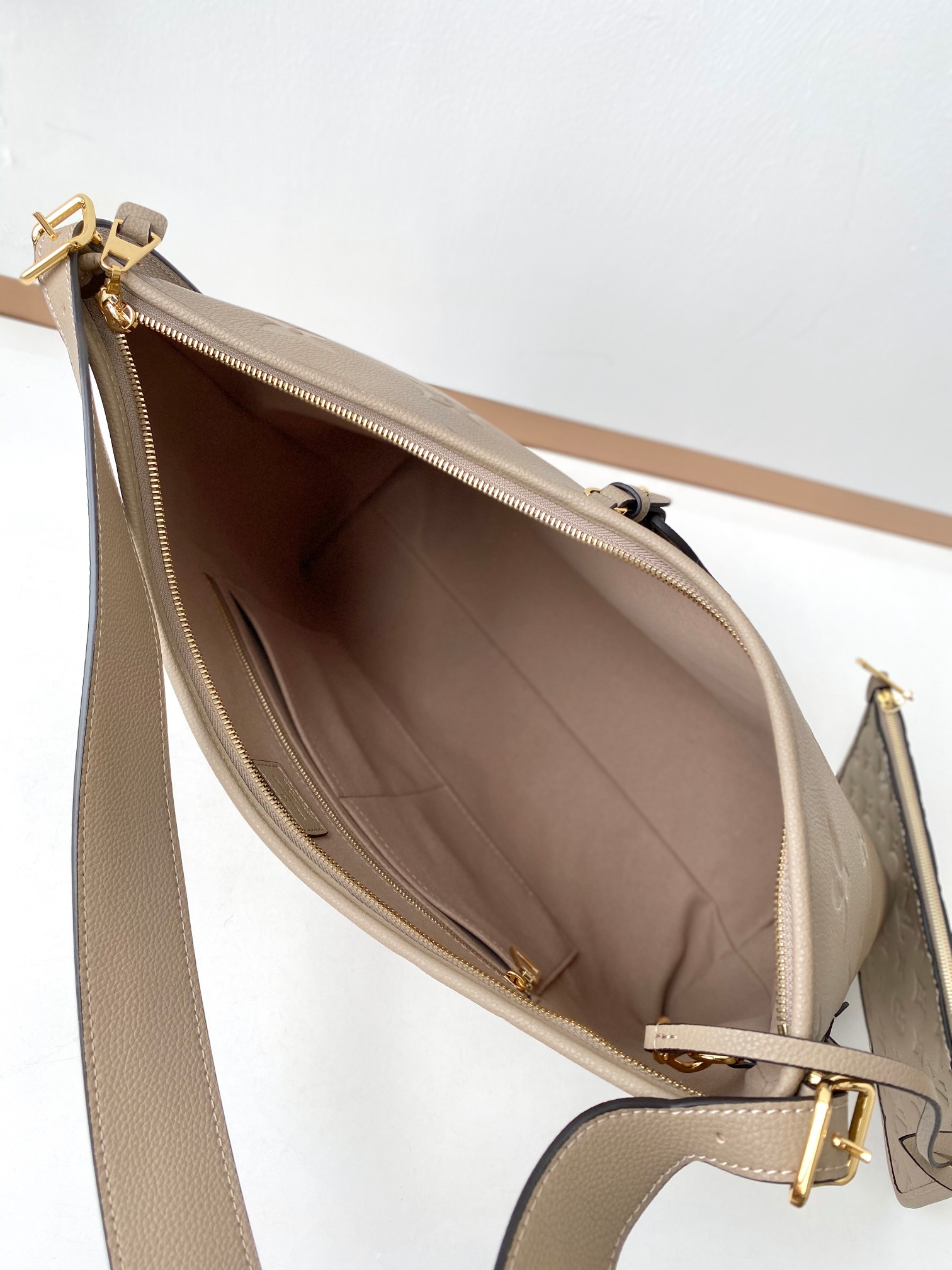 Carryall Mm Bag Turtledove Monogram Empreinte Leather M46292