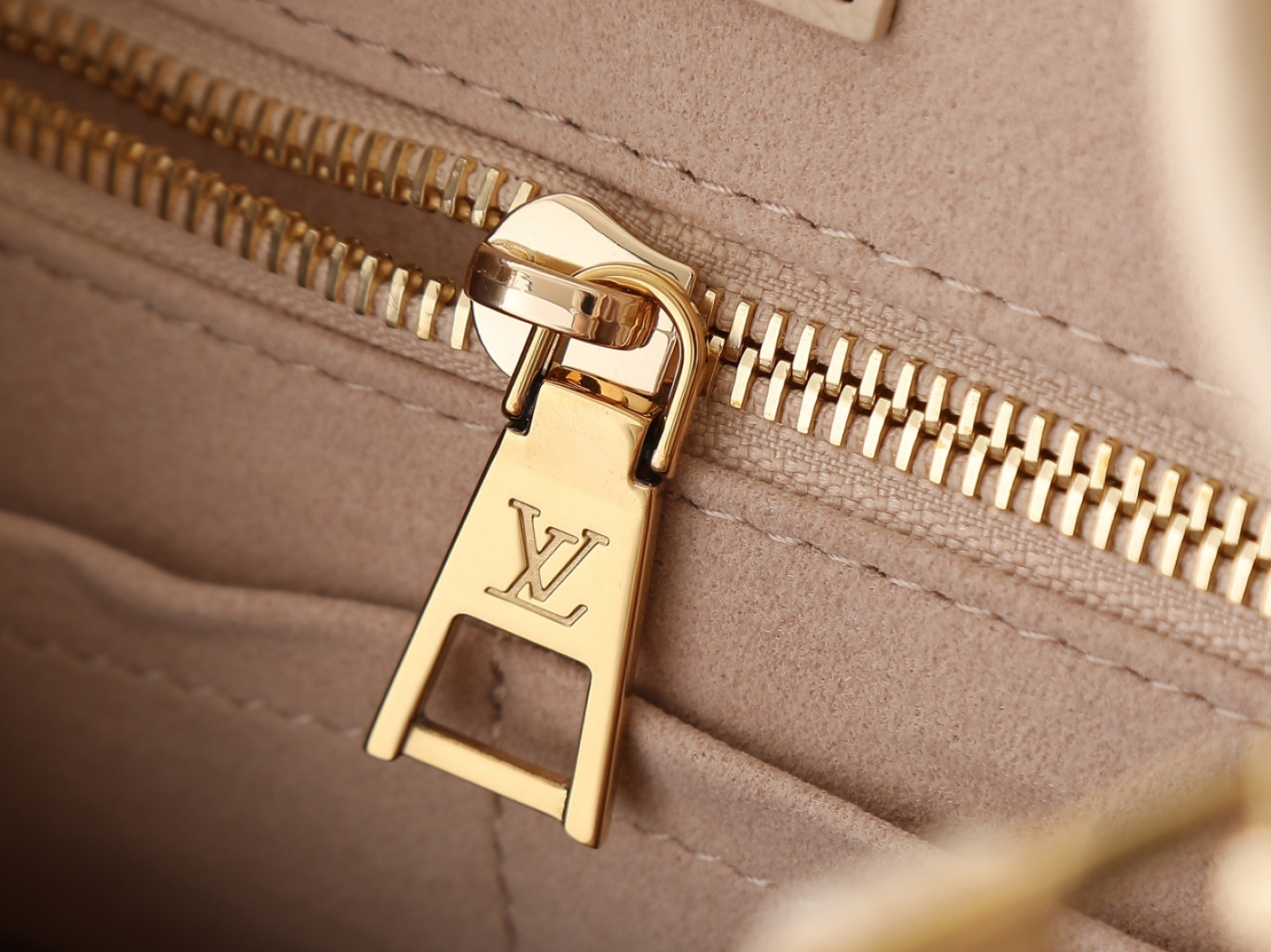 Carryall Pm Bag Monogram Empreinte Leather Sand M14321
