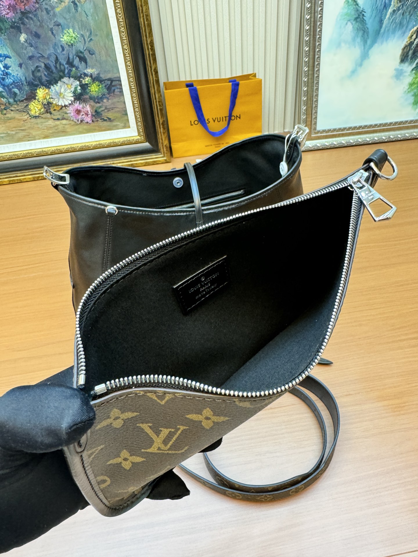 Carryall Vibe Mm Bag Black Lambskin M25143