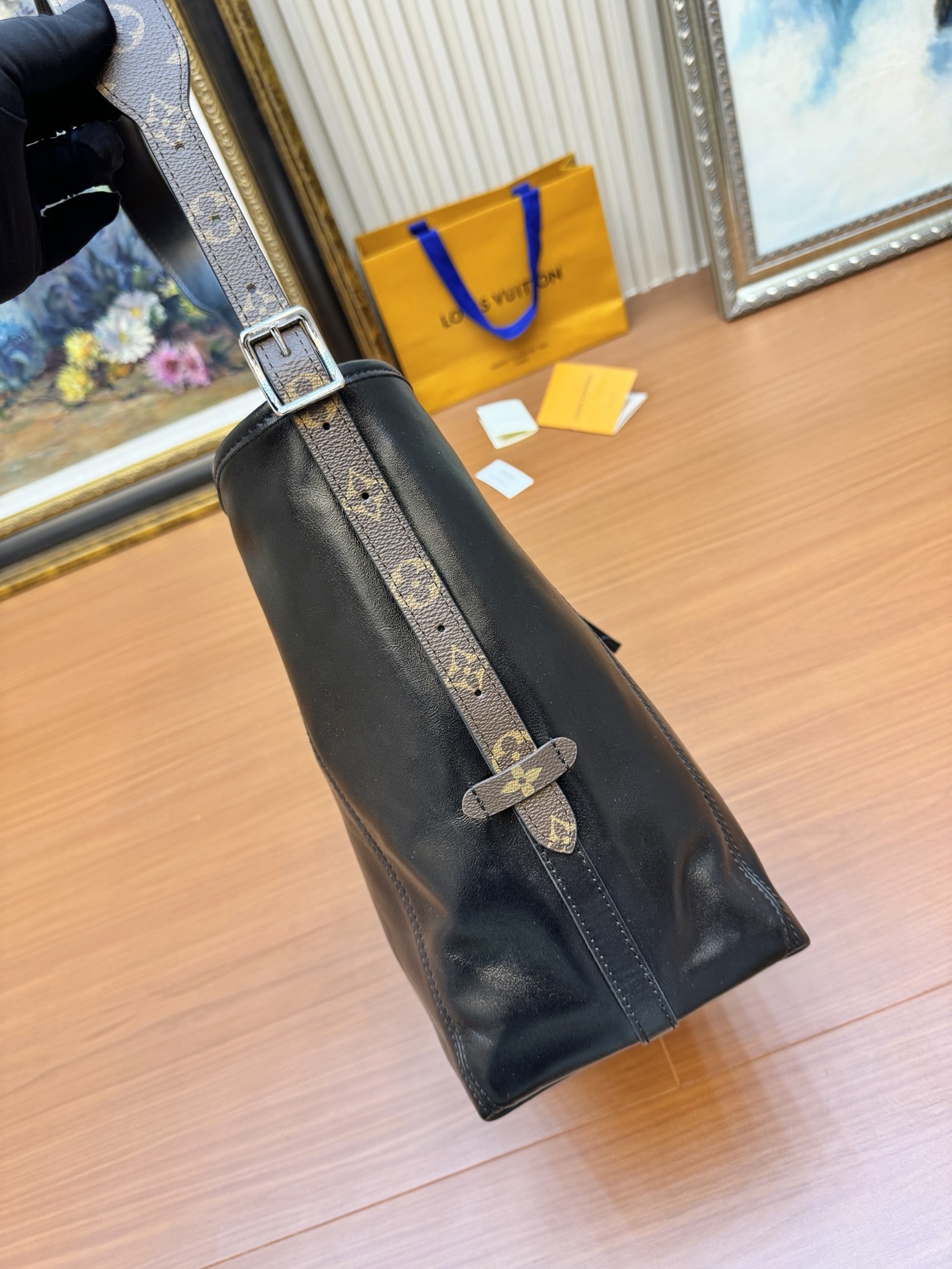 Carryall Vibe Mm Bag Black Lambskin M25143