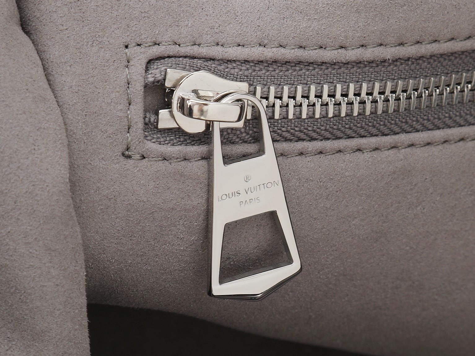 Carryall Vibe Mm Bag Gris Trianon Lambskin M12583