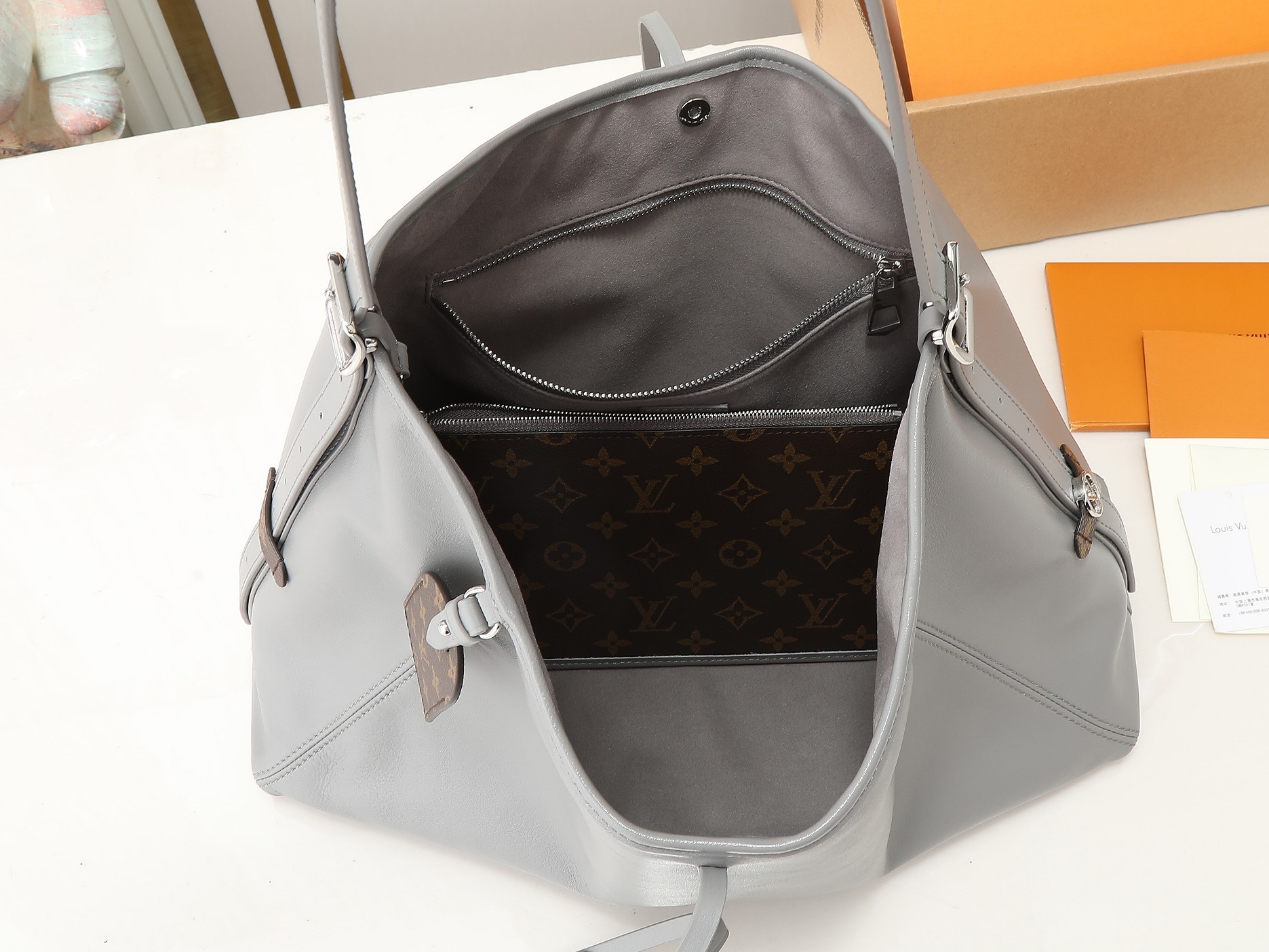Carryall Vibe Mm Bag Gris Trianon Lambskin M12583