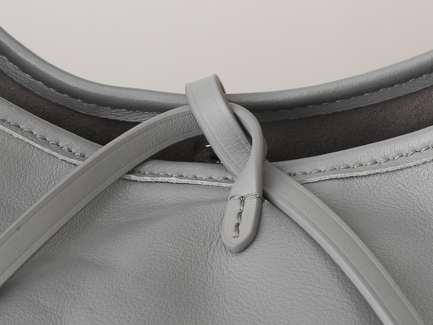 Carryall Vibe Mm Bag Gris Trianon Lambskin M12583